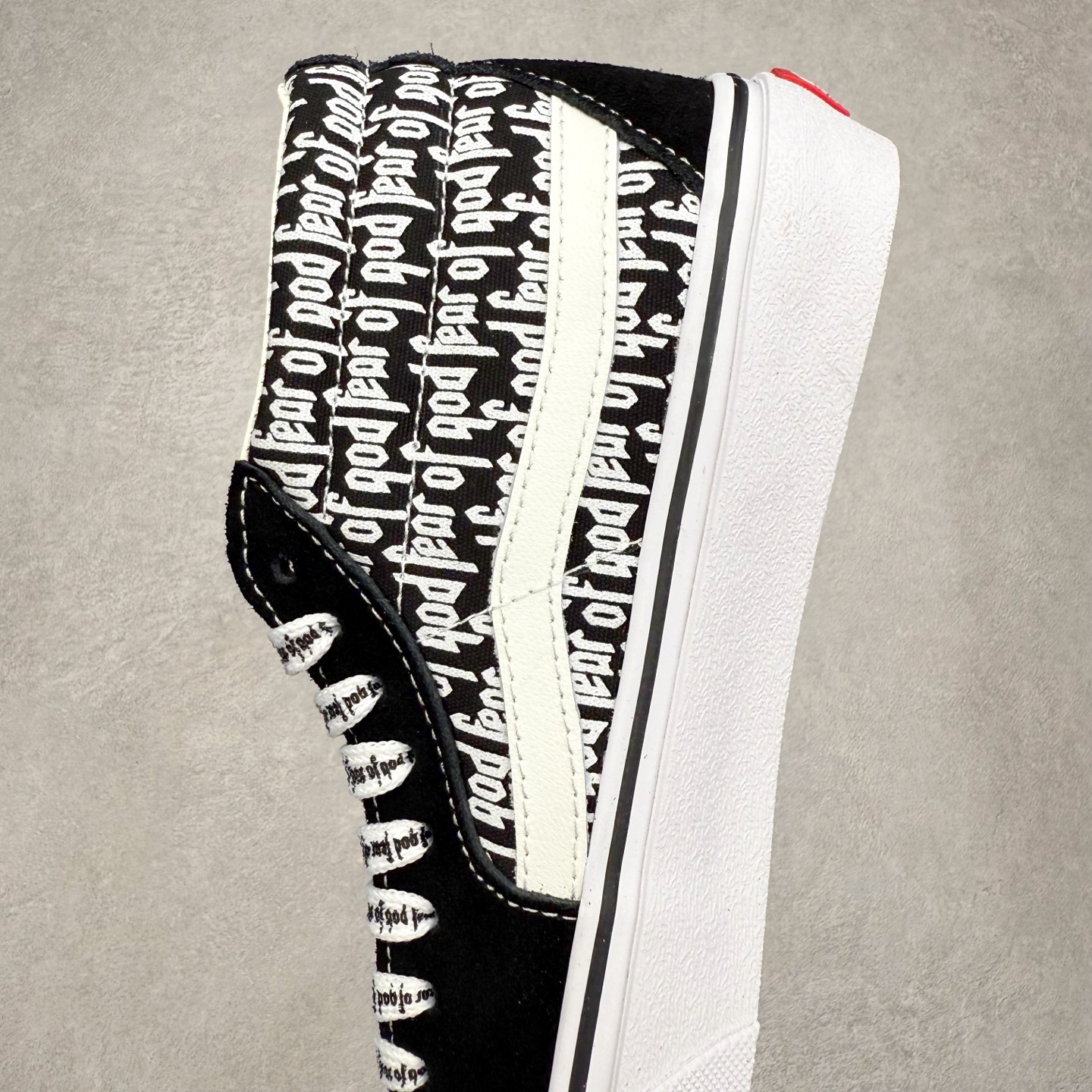 图片[7]-Vans SK8-Hi x Fog联名 全新一代 高帮硫化帆布鞋 该鞋款以白线勾勒出整体造型，鞋面采用帆布搭配麂皮材质，鞋身布满Fog黑白字体彰显联名，极具辨识度，上脚百搭不出错。 尺码：35 36 36.5 37 38 38.5 39 40 40.5 41 42 42.5 43 44-选品中心