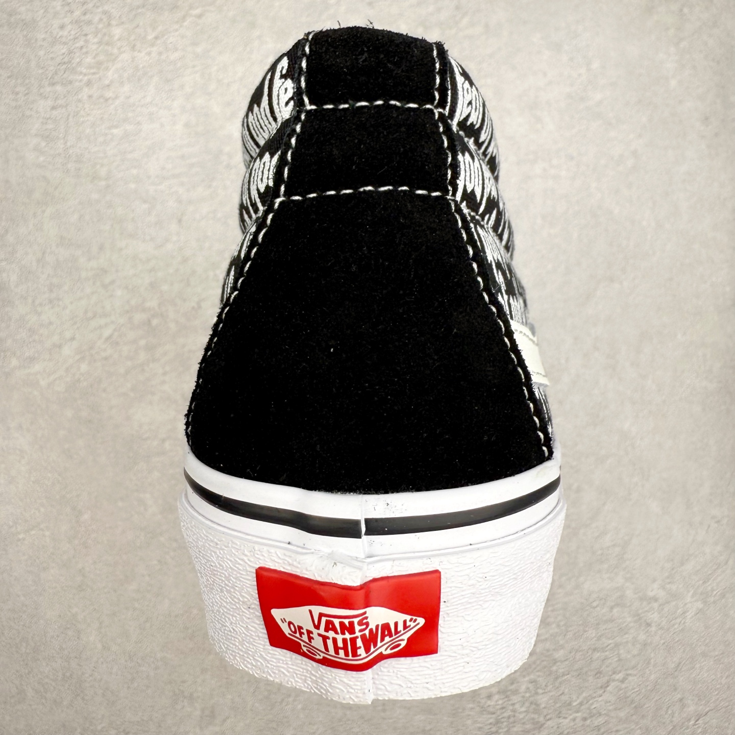 图片[8]-Vans SK8-Hi x Fog联名 全新一代 高帮硫化帆布鞋 该鞋款以白线勾勒出整体造型，鞋面采用帆布搭配麂皮材质，鞋身布满Fog黑白字体彰显联名，极具辨识度，上脚百搭不出错。 尺码：35 36 36.5 37 38 38.5 39 40 40.5 41 42 42.5 43 44-选品中心