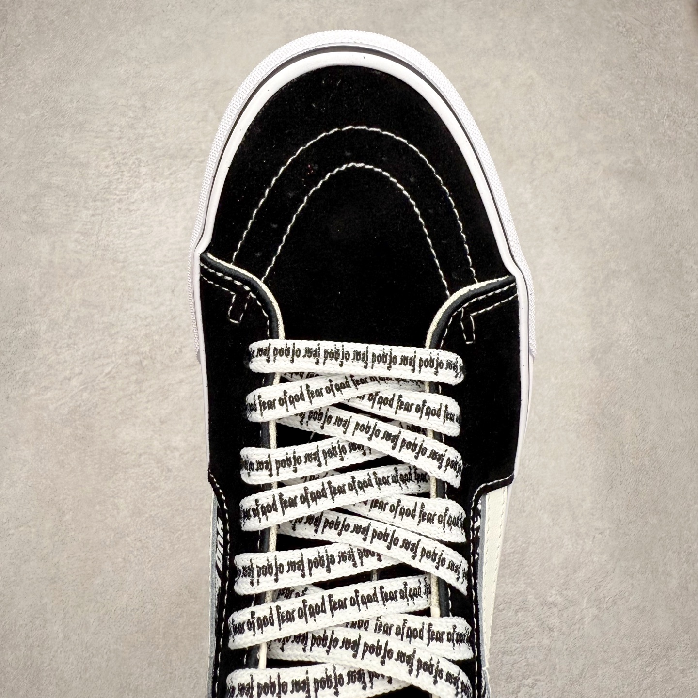 图片[4]-Vans SK8-Hi x Fog联名 全新一代 高帮硫化帆布鞋 该鞋款以白线勾勒出整体造型，鞋面采用帆布搭配麂皮材质，鞋身布满Fog黑白字体彰显联名，极具辨识度，上脚百搭不出错。 尺码：35 36 36.5 37 38 38.5 39 40 40.5 41 42 42.5 43 44-选品中心
