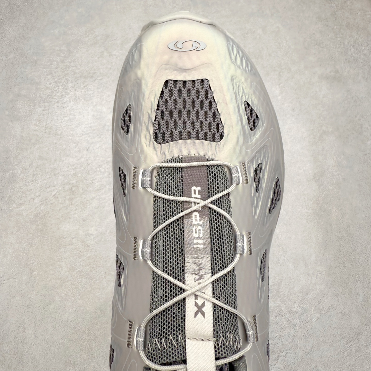 图片[4]-＃HP SALOMON XT-WHISPER 萨洛蒙圆头防滑耐磨低帮休闲越野训练城市通勤跑步鞋 男女同款 浅棕色 纯原外贸平台特供订单 耗时半年巨作 全套原纸板楦头开发 原厂特供网布配套加持 确保原汁原味 完美呈现版型 原档数据独家私模五层组合大底 男女鞋同步官方开发至46.5 原装Ortholite轻量化鞋垫 中底布带钢印编号 原厂TPU锁扣 进口港宝加持 后跟自然饱满 还原公司包裹性 鞋面以“锯齿”状的包裹系统呈现 在基色底之下加入了各种色点缀 将公司的最新技术和时尚前卫的造型融入耐用的长跑款式中 鞋面由 TPU 薄膜制成 并焊接在高耐磨网眼上 使其既时尚又坚固 由 ACS底盘支撑 可增强稳定性和支撑力 以及由橡胶凸耳 Contragrip外底覆盖的 EVA 缓冲中底 旨在应对崎岖的地形 鞋舌上的彩色Salomon 标签、Quicklace 系统以及鞋头、鞋舌和鞋跟上的附加品牌使细节更加完美 让穿着者可以轻松驾驭户外与通勤下的任何运动生活场景 无缝鞋身户外随意纵横 颜值与脚感兼备 出街通勤 绝对非常吸睛 你值得拥有 尺码：36 36.5 37.5 38 38.5 39 40 40.5 41 42 42.5 43 44 44.5 45 46 46.5 注意：偏小1码-选品中心