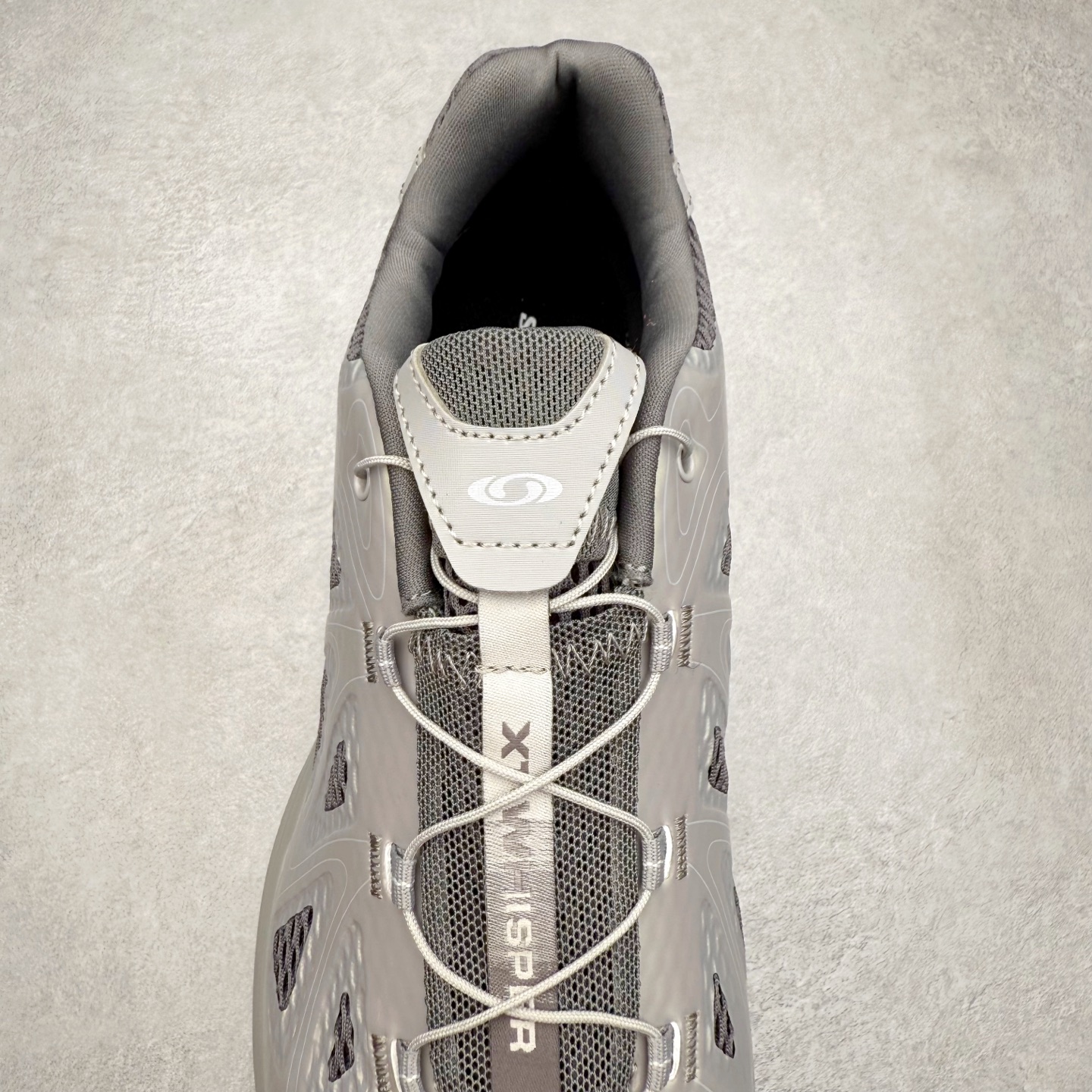 图片[5]-＃HP SALOMON XT-WHISPER 萨洛蒙圆头防滑耐磨低帮休闲越野训练城市通勤跑步鞋 男女同款 浅棕色 纯原外贸平台特供订单 耗时半年巨作 全套原纸板楦头开发 原厂特供网布配套加持 确保原汁原味 完美呈现版型 原档数据独家私模五层组合大底 男女鞋同步官方开发至46.5 原装Ortholite轻量化鞋垫 中底布带钢印编号 原厂TPU锁扣 进口港宝加持 后跟自然饱满 还原公司包裹性 鞋面以“锯齿”状的包裹系统呈现 在基色底之下加入了各种色点缀 将公司的最新技术和时尚前卫的造型融入耐用的长跑款式中 鞋面由 TPU 薄膜制成 并焊接在高耐磨网眼上 使其既时尚又坚固 由 ACS底盘支撑 可增强稳定性和支撑力 以及由橡胶凸耳 Contragrip外底覆盖的 EVA 缓冲中底 旨在应对崎岖的地形 鞋舌上的彩色Salomon 标签、Quicklace 系统以及鞋头、鞋舌和鞋跟上的附加品牌使细节更加完美 让穿着者可以轻松驾驭户外与通勤下的任何运动生活场景 无缝鞋身户外随意纵横 颜值与脚感兼备 出街通勤 绝对非常吸睛 你值得拥有 尺码：36 36.5 37.5 38 38.5 39 40 40.5 41 42 42.5 43 44 44.5 45 46 46.5 注意：偏小1码-选品中心