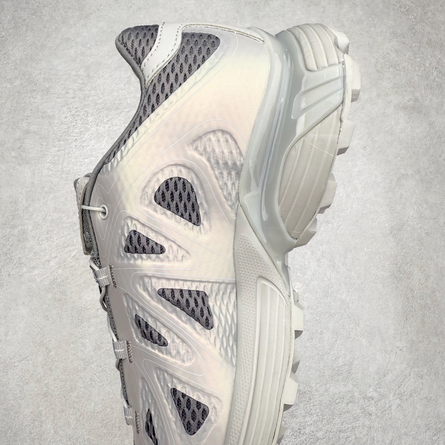 图片[7]-＃HP SALOMON XT-WHISPER 萨洛蒙圆头防滑耐磨低帮休闲越野训练城市通勤跑步鞋 男女同款 浅棕色 纯原外贸平台特供订单 耗时半年巨作 全套原纸板楦头开发 原厂特供网布配套加持 确保原汁原味 完美呈现版型 原档数据独家私模五层组合大底 男女鞋同步官方开发至46.5 原装Ortholite轻量化鞋垫 中底布带钢印编号 原厂TPU锁扣 进口港宝加持 后跟自然饱满 还原公司包裹性 鞋面以“锯齿”状的包裹系统呈现 在基色底之下加入了各种色点缀 将公司的最新技术和时尚前卫的造型融入耐用的长跑款式中 鞋面由 TPU 薄膜制成 并焊接在高耐磨网眼上 使其既时尚又坚固 由 ACS底盘支撑 可增强稳定性和支撑力 以及由橡胶凸耳 Contragrip外底覆盖的 EVA 缓冲中底 旨在应对崎岖的地形 鞋舌上的彩色Salomon 标签、Quicklace 系统以及鞋头、鞋舌和鞋跟上的附加品牌使细节更加完美 让穿着者可以轻松驾驭户外与通勤下的任何运动生活场景 无缝鞋身户外随意纵横 颜值与脚感兼备 出街通勤 绝对非常吸睛 你值得拥有 尺码：36 36.5 37.5 38 38.5 39 40 40.5 41 42 42.5 43 44 44.5 45 46 46.5 注意：偏小1码-选品中心