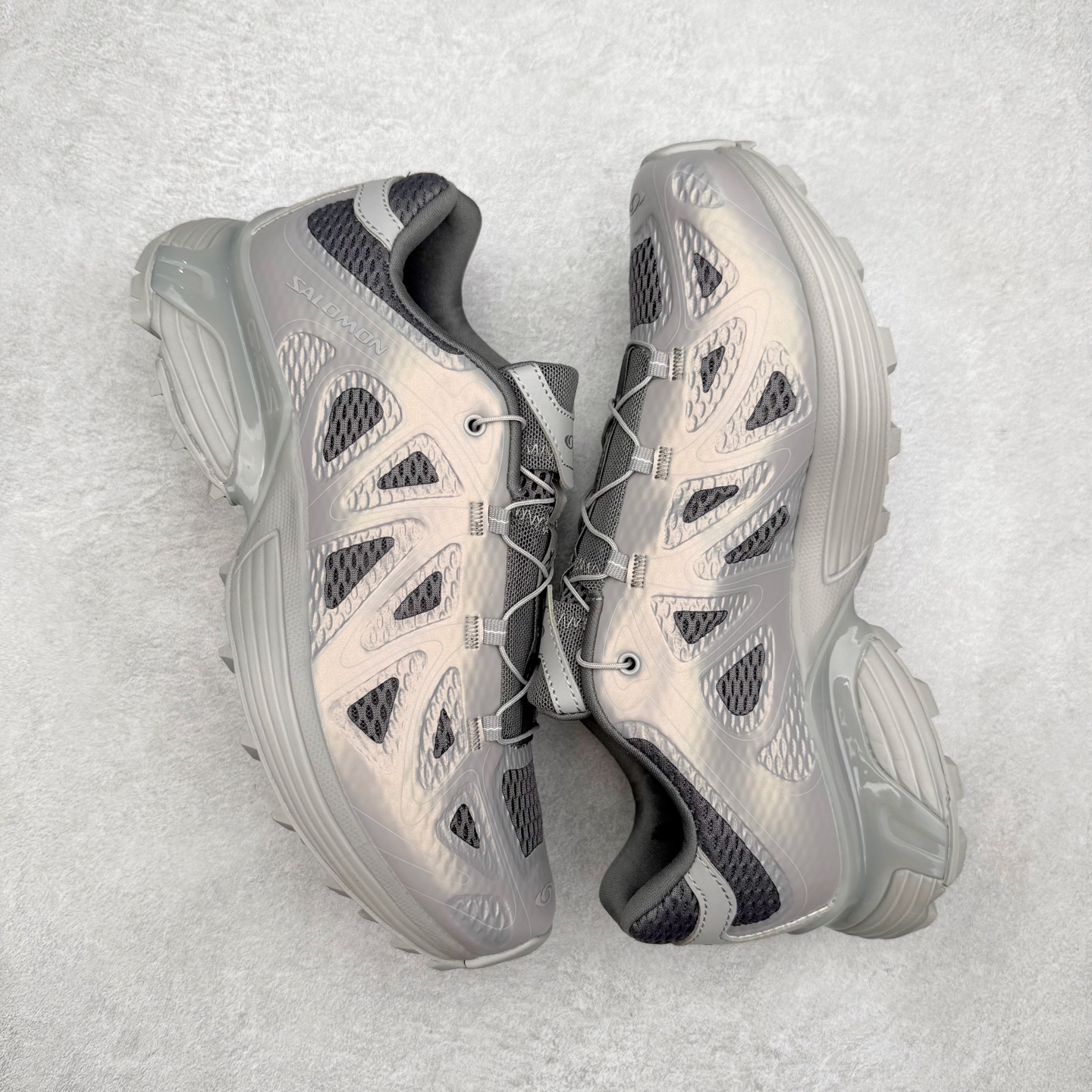 图片[3]-＃HP SALOMON XT-WHISPER 萨洛蒙圆头防滑耐磨低帮休闲越野训练城市通勤跑步鞋 男女同款 浅棕色 纯原外贸平台特供订单 耗时半年巨作 全套原纸板楦头开发 原厂特供网布配套加持 确保原汁原味 完美呈现版型 原档数据独家私模五层组合大底 男女鞋同步官方开发至46.5 原装Ortholite轻量化鞋垫 中底布带钢印编号 原厂TPU锁扣 进口港宝加持 后跟自然饱满 还原公司包裹性 鞋面以“锯齿”状的包裹系统呈现 在基色底之下加入了各种色点缀 将公司的最新技术和时尚前卫的造型融入耐用的长跑款式中 鞋面由 TPU 薄膜制成 并焊接在高耐磨网眼上 使其既时尚又坚固 由 ACS底盘支撑 可增强稳定性和支撑力 以及由橡胶凸耳 Contragrip外底覆盖的 EVA 缓冲中底 旨在应对崎岖的地形 鞋舌上的彩色Salomon 标签、Quicklace 系统以及鞋头、鞋舌和鞋跟上的附加品牌使细节更加完美 让穿着者可以轻松驾驭户外与通勤下的任何运动生活场景 无缝鞋身户外随意纵横 颜值与脚感兼备 出街通勤 绝对非常吸睛 你值得拥有 尺码：36 36.5 37.5 38 38.5 39 40 40.5 41 42 42.5 43 44 44.5 45 46 46.5 注意：偏小1码-选品中心