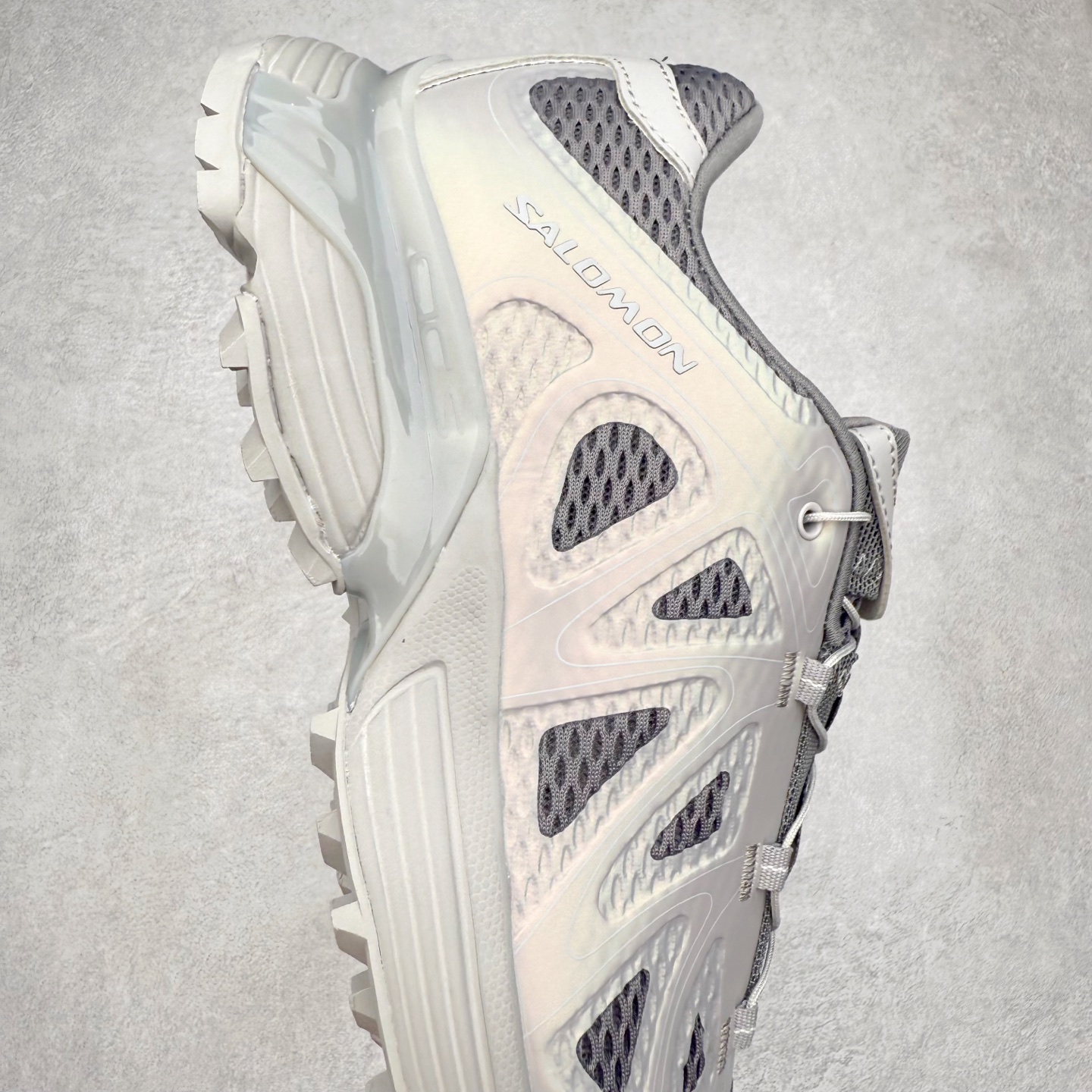 图片[6]-＃HP SALOMON XT-WHISPER 萨洛蒙圆头防滑耐磨低帮休闲越野训练城市通勤跑步鞋 男女同款 浅棕色 纯原外贸平台特供订单 耗时半年巨作 全套原纸板楦头开发 原厂特供网布配套加持 确保原汁原味 完美呈现版型 原档数据独家私模五层组合大底 男女鞋同步官方开发至46.5 原装Ortholite轻量化鞋垫 中底布带钢印编号 原厂TPU锁扣 进口港宝加持 后跟自然饱满 还原公司包裹性 鞋面以“锯齿”状的包裹系统呈现 在基色底之下加入了各种色点缀 将公司的最新技术和时尚前卫的造型融入耐用的长跑款式中 鞋面由 TPU 薄膜制成 并焊接在高耐磨网眼上 使其既时尚又坚固 由 ACS底盘支撑 可增强稳定性和支撑力 以及由橡胶凸耳 Contragrip外底覆盖的 EVA 缓冲中底 旨在应对崎岖的地形 鞋舌上的彩色Salomon 标签、Quicklace 系统以及鞋头、鞋舌和鞋跟上的附加品牌使细节更加完美 让穿着者可以轻松驾驭户外与通勤下的任何运动生活场景 无缝鞋身户外随意纵横 颜值与脚感兼备 出街通勤 绝对非常吸睛 你值得拥有 尺码：36 36.5 37.5 38 38.5 39 40 40.5 41 42 42.5 43 44 44.5 45 46 46.5 注意：偏小1码-选品中心