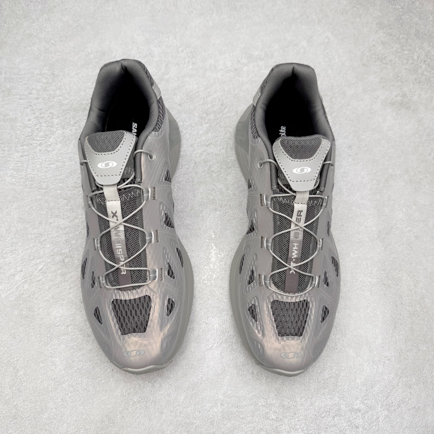 图片[2]-＃HP SALOMON XT-WHISPER 萨洛蒙圆头防滑耐磨低帮休闲越野训练城市通勤跑步鞋 男女同款 浅棕色 纯原外贸平台特供订单 耗时半年巨作 全套原纸板楦头开发 原厂特供网布配套加持 确保原汁原味 完美呈现版型 原档数据独家私模五层组合大底 男女鞋同步官方开发至46.5 原装Ortholite轻量化鞋垫 中底布带钢印编号 原厂TPU锁扣 进口港宝加持 后跟自然饱满 还原公司包裹性 鞋面以“锯齿”状的包裹系统呈现 在基色底之下加入了各种色点缀 将公司的最新技术和时尚前卫的造型融入耐用的长跑款式中 鞋面由 TPU 薄膜制成 并焊接在高耐磨网眼上 使其既时尚又坚固 由 ACS底盘支撑 可增强稳定性和支撑力 以及由橡胶凸耳 Contragrip外底覆盖的 EVA 缓冲中底 旨在应对崎岖的地形 鞋舌上的彩色Salomon 标签、Quicklace 系统以及鞋头、鞋舌和鞋跟上的附加品牌使细节更加完美 让穿着者可以轻松驾驭户外与通勤下的任何运动生活场景 无缝鞋身户外随意纵横 颜值与脚感兼备 出街通勤 绝对非常吸睛 你值得拥有 尺码：36 36.5 37.5 38 38.5 39 40 40.5 41 42 42.5 43 44 44.5 45 46 46.5 注意：偏小1码-选品中心