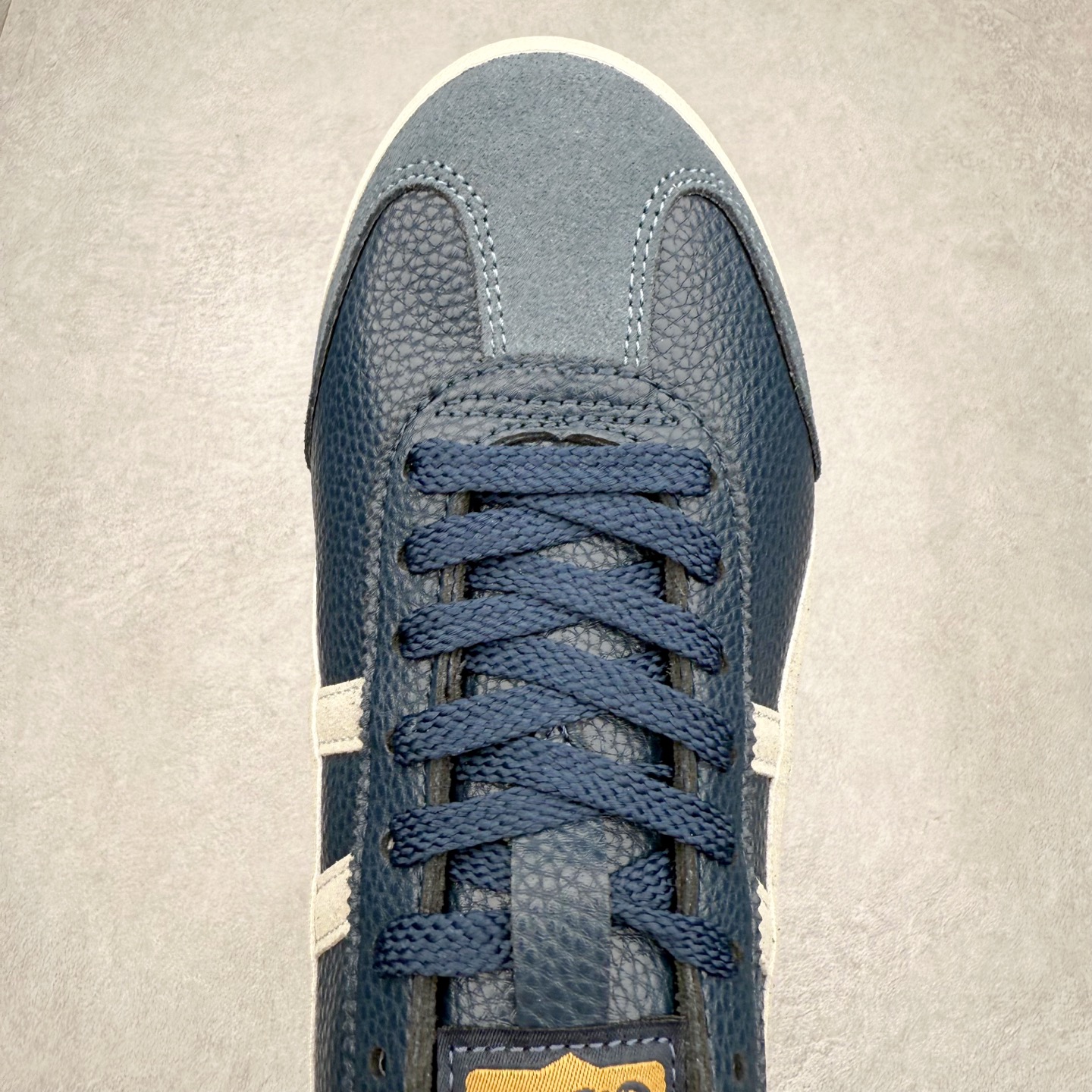 图片[4]-＃纯原福利 Asics Onitsuka Tiger MEXICO 66 亚瑟士鬼冢虎复古经典板鞋 市场最强版本 原厂牛津布加持 海外订单工厂出品 超成熟稳定的做工品控 原装全套纸板楦头开发 原汁原味 完美呈现版型 私模正确鞋底咬花纹路 一比一鞋头弧度高度鞋身弧度 绝不口嗨 细节品控鞋型随意秒杀市面 原档咬花纹路私模大底 一个单元有六个三角形 总体形拼接呈现花瓣状 官方四联吊牌 原装Ortholite轻量化鞋垫 原盒原配 质保卡 说明书 钢印防尘纸 纸板中底带钢印 乳胶组合鞋垫 支持全方位的对比专柜 产品从款式颜色造型上体现出追求舒适和细节的完美 鞋类更是推崇手工制作的严谨与完美 融舒适性与可穿性的设计风格 注重细节的完美和别致魅力 既保持稳重 又不失轻松的时尚感 尺码：36 37 37.5 38 39 39.5 40 40.5 41.5 42 42.5 43.5 44 45-选品中心