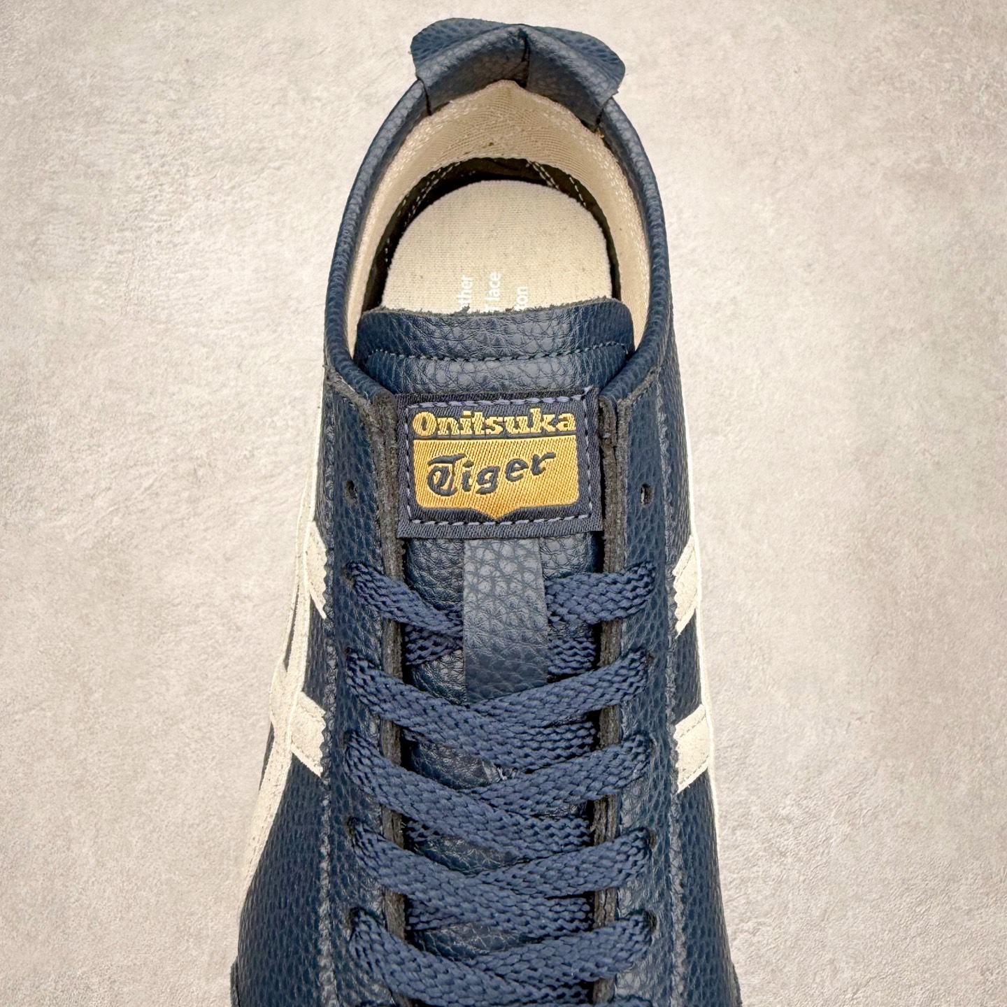 图片[5]-＃纯原福利 Asics Onitsuka Tiger MEXICO 66 亚瑟士鬼冢虎复古经典板鞋 市场最强版本 原厂牛津布加持 海外订单工厂出品 超成熟稳定的做工品控 原装全套纸板楦头开发 原汁原味 完美呈现版型 私模正确鞋底咬花纹路 一比一鞋头弧度高度鞋身弧度 绝不口嗨 细节品控鞋型随意秒杀市面 原档咬花纹路私模大底 一个单元有六个三角形 总体形拼接呈现花瓣状 官方四联吊牌 原装Ortholite轻量化鞋垫 原盒原配 质保卡 说明书 钢印防尘纸 纸板中底带钢印 乳胶组合鞋垫 支持全方位的对比专柜 产品从款式颜色造型上体现出追求舒适和细节的完美 鞋类更是推崇手工制作的严谨与完美 融舒适性与可穿性的设计风格 注重细节的完美和别致魅力 既保持稳重 又不失轻松的时尚感 尺码：36 37 37.5 38 39 39.5 40 40.5 41.5 42 42.5 43.5 44 45-选品中心