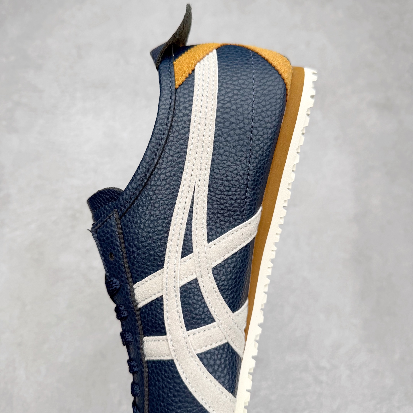 图片[7]-＃纯原福利 Asics Onitsuka Tiger MEXICO 66 亚瑟士鬼冢虎复古经典板鞋 市场最强版本 原厂牛津布加持 海外订单工厂出品 超成熟稳定的做工品控 原装全套纸板楦头开发 原汁原味 完美呈现版型 私模正确鞋底咬花纹路 一比一鞋头弧度高度鞋身弧度 绝不口嗨 细节品控鞋型随意秒杀市面 原档咬花纹路私模大底 一个单元有六个三角形 总体形拼接呈现花瓣状 官方四联吊牌 原装Ortholite轻量化鞋垫 原盒原配 质保卡 说明书 钢印防尘纸 纸板中底带钢印 乳胶组合鞋垫 支持全方位的对比专柜 产品从款式颜色造型上体现出追求舒适和细节的完美 鞋类更是推崇手工制作的严谨与完美 融舒适性与可穿性的设计风格 注重细节的完美和别致魅力 既保持稳重 又不失轻松的时尚感 尺码：36 37 37.5 38 39 39.5 40 40.5 41.5 42 42.5 43.5 44 45-选品中心