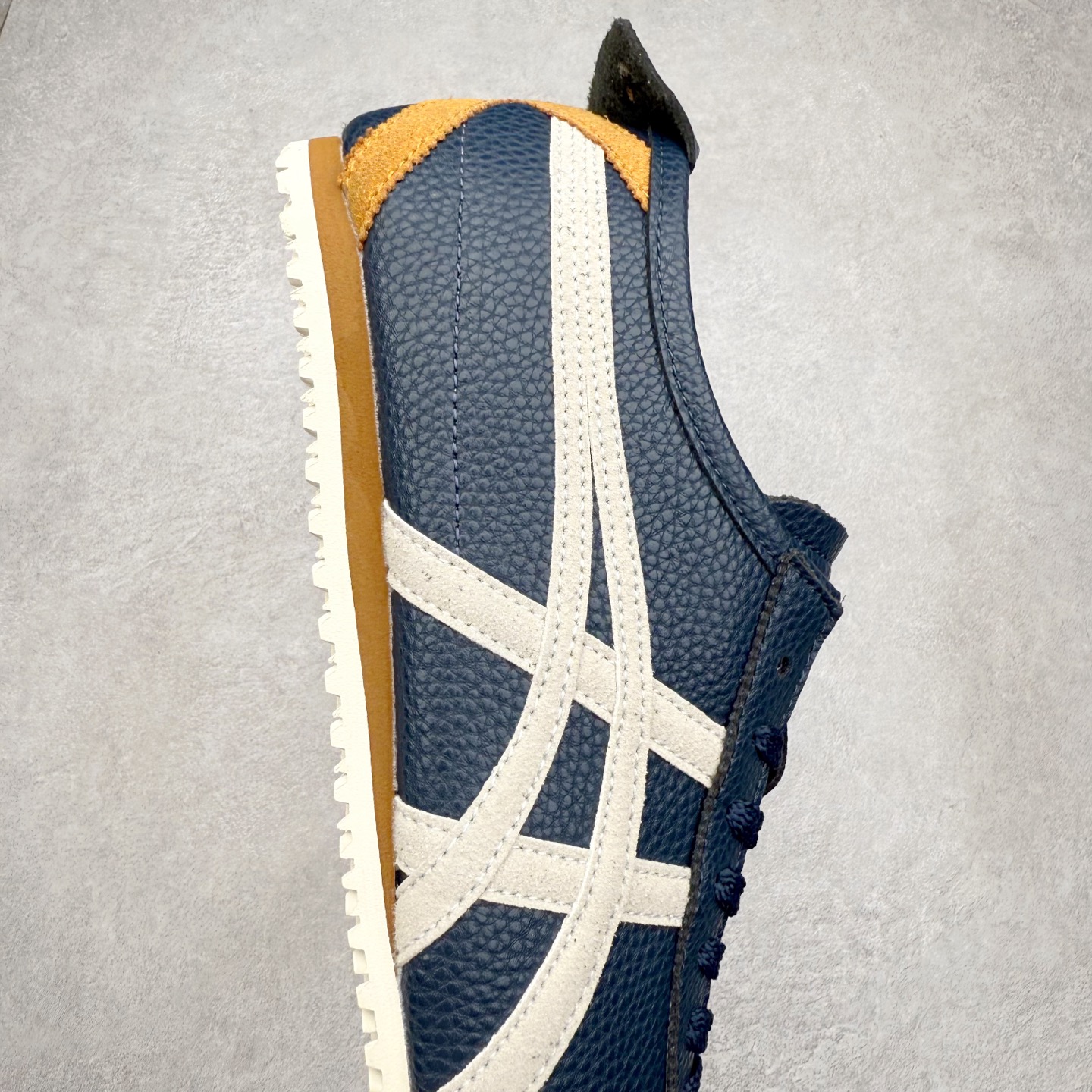 图片[6]-＃纯原福利 Asics Onitsuka Tiger MEXICO 66 亚瑟士鬼冢虎复古经典板鞋 市场最强版本 原厂牛津布加持 海外订单工厂出品 超成熟稳定的做工品控 原装全套纸板楦头开发 原汁原味 完美呈现版型 私模正确鞋底咬花纹路 一比一鞋头弧度高度鞋身弧度 绝不口嗨 细节品控鞋型随意秒杀市面 原档咬花纹路私模大底 一个单元有六个三角形 总体形拼接呈现花瓣状 官方四联吊牌 原装Ortholite轻量化鞋垫 原盒原配 质保卡 说明书 钢印防尘纸 纸板中底带钢印 乳胶组合鞋垫 支持全方位的对比专柜 产品从款式颜色造型上体现出追求舒适和细节的完美 鞋类更是推崇手工制作的严谨与完美 融舒适性与可穿性的设计风格 注重细节的完美和别致魅力 既保持稳重 又不失轻松的时尚感 尺码：36 37 37.5 38 39 39.5 40 40.5 41.5 42 42.5 43.5 44 45-选品中心