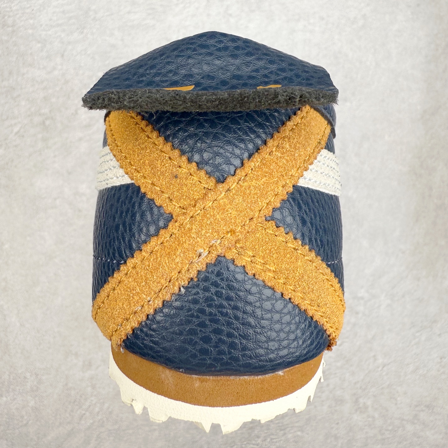 图片[8]-＃纯原福利 Asics Onitsuka Tiger MEXICO 66 亚瑟士鬼冢虎复古经典板鞋 市场最强版本 原厂牛津布加持 海外订单工厂出品 超成熟稳定的做工品控 原装全套纸板楦头开发 原汁原味 完美呈现版型 私模正确鞋底咬花纹路 一比一鞋头弧度高度鞋身弧度 绝不口嗨 细节品控鞋型随意秒杀市面 原档咬花纹路私模大底 一个单元有六个三角形 总体形拼接呈现花瓣状 官方四联吊牌 原装Ortholite轻量化鞋垫 原盒原配 质保卡 说明书 钢印防尘纸 纸板中底带钢印 乳胶组合鞋垫 支持全方位的对比专柜 产品从款式颜色造型上体现出追求舒适和细节的完美 鞋类更是推崇手工制作的严谨与完美 融舒适性与可穿性的设计风格 注重细节的完美和别致魅力 既保持稳重 又不失轻松的时尚感 尺码：36 37 37.5 38 39 39.5 40 40.5 41.5 42 42.5 43.5 44 45-选品中心