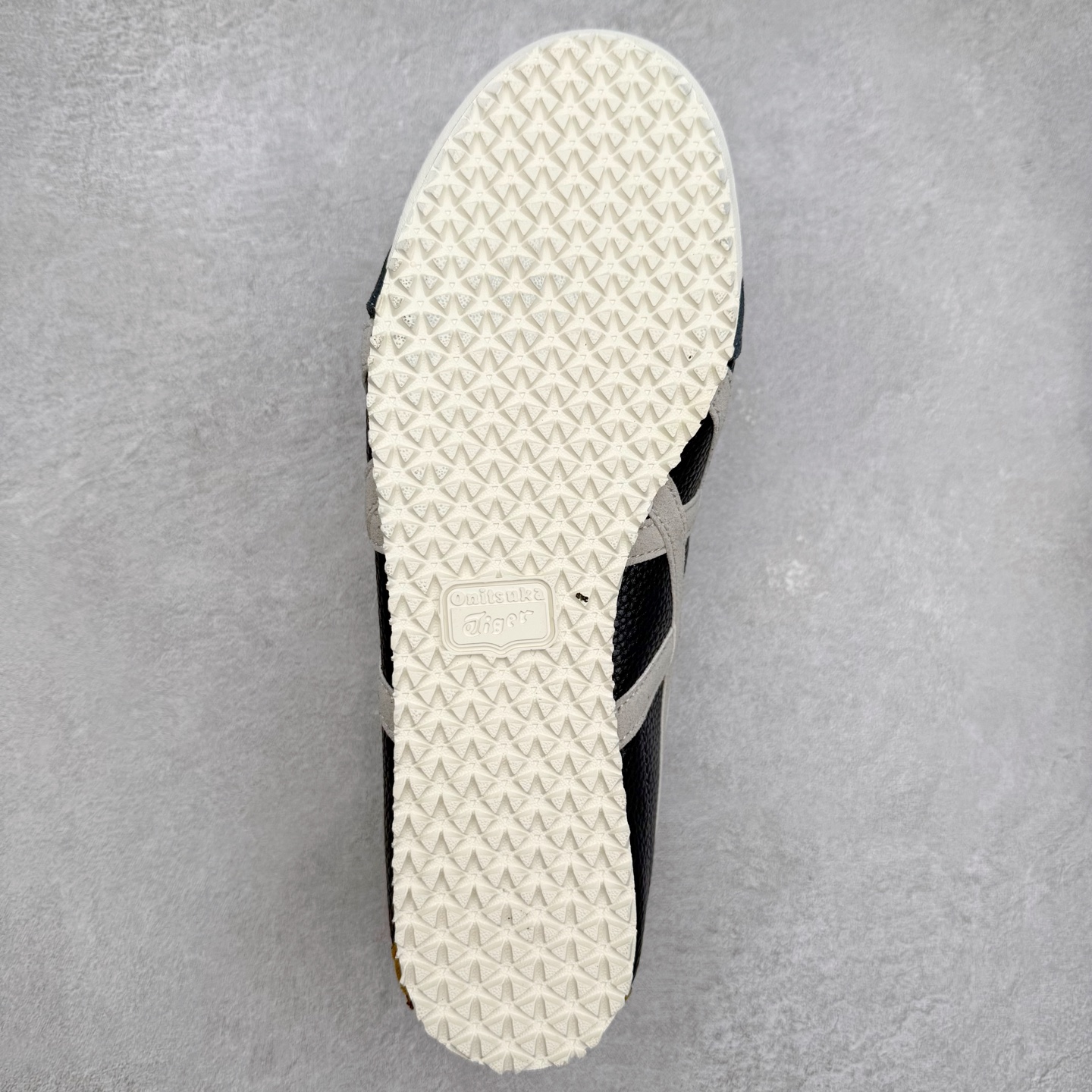 图片[9]-＃纯原福利 Asics Onitsuka Tiger MEXICO 66 亚瑟士鬼冢虎复古经典板鞋 市场最强版本 原厂牛津布加持 海外订单工厂出品 超成熟稳定的做工品控 原装全套纸板楦头开发 原汁原味 完美呈现版型 私模正确鞋底咬花纹路 一比一鞋头弧度高度鞋身弧度 绝不口嗨 细节品控鞋型随意秒杀市面 原档咬花纹路私模大底 一个单元有六个三角形 总体形拼接呈现花瓣状 官方四联吊牌 原装Ortholite轻量化鞋垫 原盒原配 质保卡 说明书 钢印防尘纸 纸板中底带钢印 乳胶组合鞋垫 支持全方位的对比专柜 产品从款式颜色造型上体现出追求舒适和细节的完美 鞋类更是推崇手工制作的严谨与完美 融舒适性与可穿性的设计风格 注重细节的完美和别致魅力 既保持稳重 又不失轻松的时尚感 尺码：36 37 37.5 38 39 39.5 40 40.5 41.5 42 42.5 43.5 44 45-选品中心