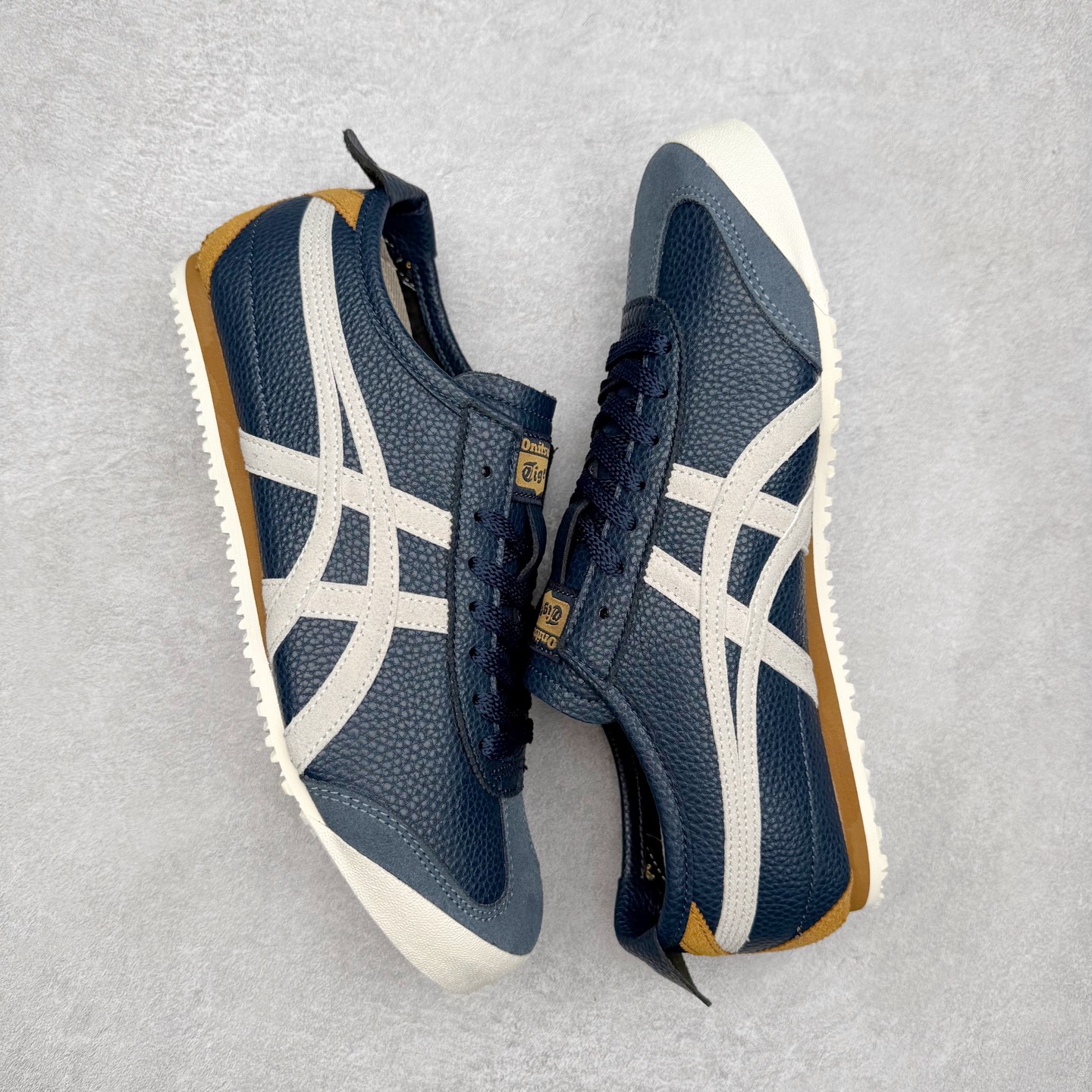 图片[3]-＃纯原福利 Asics Onitsuka Tiger MEXICO 66 亚瑟士鬼冢虎复古经典板鞋 市场最强版本 原厂牛津布加持 海外订单工厂出品 超成熟稳定的做工品控 原装全套纸板楦头开发 原汁原味 完美呈现版型 私模正确鞋底咬花纹路 一比一鞋头弧度高度鞋身弧度 绝不口嗨 细节品控鞋型随意秒杀市面 原档咬花纹路私模大底 一个单元有六个三角形 总体形拼接呈现花瓣状 官方四联吊牌 原装Ortholite轻量化鞋垫 原盒原配 质保卡 说明书 钢印防尘纸 纸板中底带钢印 乳胶组合鞋垫 支持全方位的对比专柜 产品从款式颜色造型上体现出追求舒适和细节的完美 鞋类更是推崇手工制作的严谨与完美 融舒适性与可穿性的设计风格 注重细节的完美和别致魅力 既保持稳重 又不失轻松的时尚感 尺码：36 37 37.5 38 39 39.5 40 40.5 41.5 42 42.5 43.5 44 45-选品中心