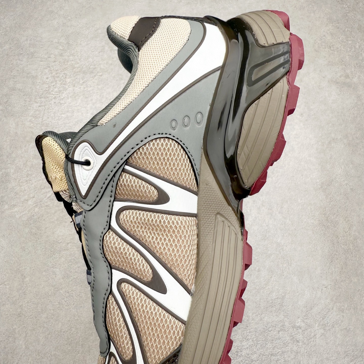 图片[7]-＃福利特价 SALOMON XT-WHISPER 萨洛蒙圆头防滑耐磨低帮休闲越野训练城市通勤跑步鞋 鞋面以“锯齿”状的包裹系统呈现 在基色底之下加入了各种色点缀 将公司的最新技术和时尚前卫的造型融入耐用的长跑款式中 鞋面由 TPU 薄膜制成 并焊接在高耐磨网眼上 使其既时尚又坚固 由 ACS底盘支撑 可增强稳定性和支撑力 以及由橡胶凸耳 Contragrip外底覆盖的 EVA 缓冲中底 旨在应对崎岖的地形 鞋舌上的彩色Salomon 标签、Quicklace 系统以及鞋头、鞋舌和鞋跟上的附加品牌使细节更加完美 让穿着者可以轻松驾驭户外与通勤下的任何运动生活场景 无缝鞋身户外随意纵横 颜值与脚感兼备 出街通勤 绝对非常吸睛 你值得拥有 尺码：36 36.5 37.5 38 38.5 39 40 40.5 41 42 42.5 43 44 44.5 45-选品中心