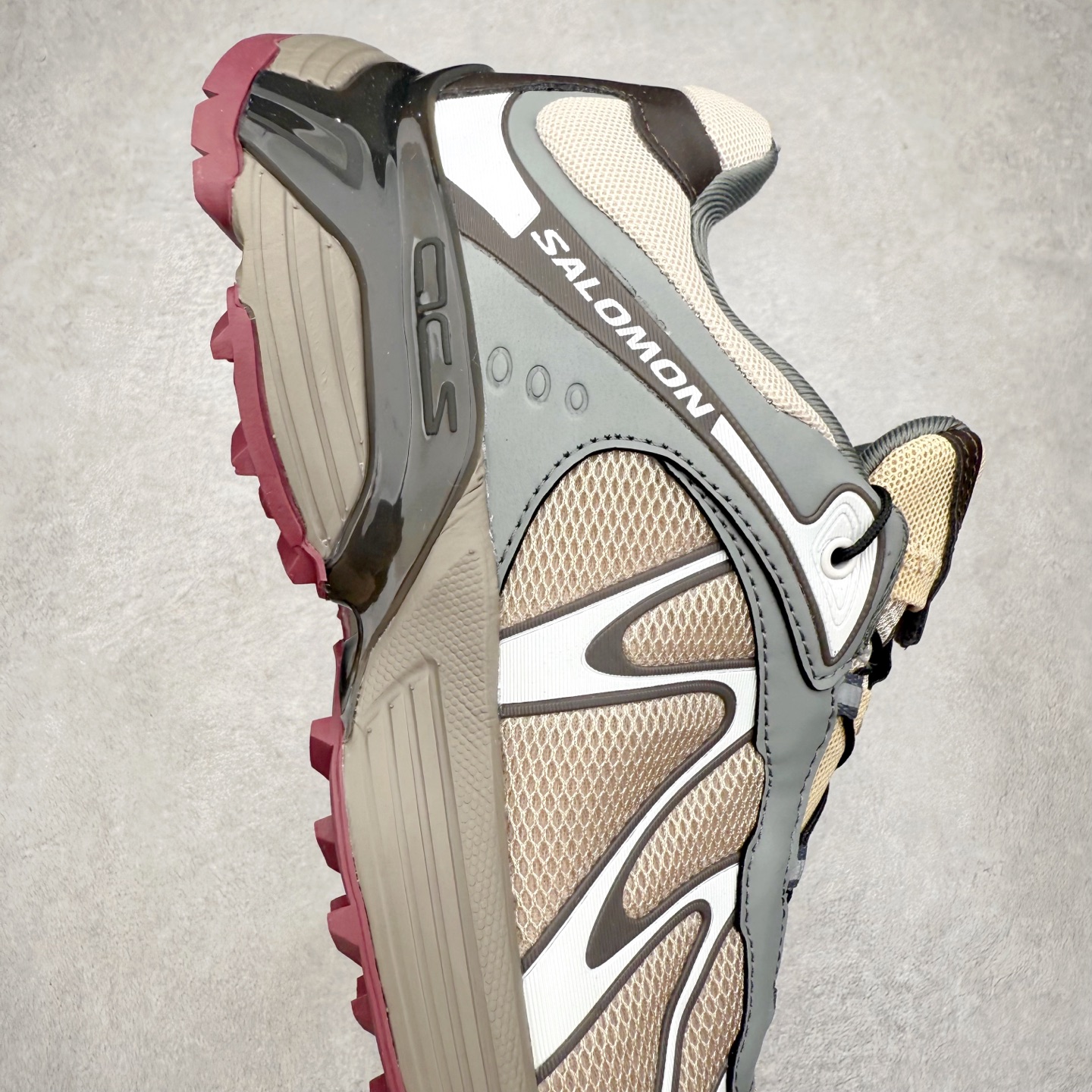 图片[6]-＃福利特价 SALOMON XT-WHISPER 萨洛蒙圆头防滑耐磨低帮休闲越野训练城市通勤跑步鞋 鞋面以“锯齿”状的包裹系统呈现 在基色底之下加入了各种色点缀 将公司的最新技术和时尚前卫的造型融入耐用的长跑款式中 鞋面由 TPU 薄膜制成 并焊接在高耐磨网眼上 使其既时尚又坚固 由 ACS底盘支撑 可增强稳定性和支撑力 以及由橡胶凸耳 Contragrip外底覆盖的 EVA 缓冲中底 旨在应对崎岖的地形 鞋舌上的彩色Salomon 标签、Quicklace 系统以及鞋头、鞋舌和鞋跟上的附加品牌使细节更加完美 让穿着者可以轻松驾驭户外与通勤下的任何运动生活场景 无缝鞋身户外随意纵横 颜值与脚感兼备 出街通勤 绝对非常吸睛 你值得拥有 尺码：36 36.5 37.5 38 38.5 39 40 40.5 41 42 42.5 43 44 44.5 45-选品中心