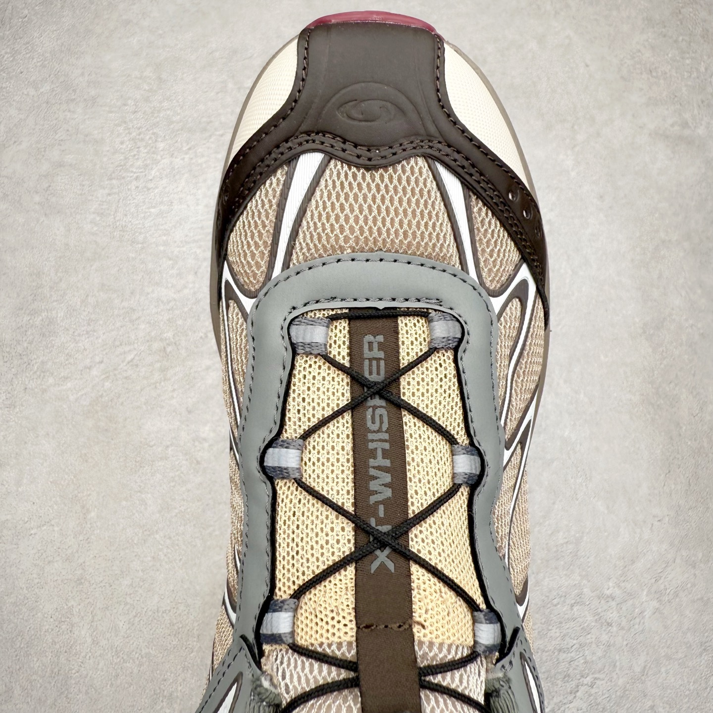 图片[4]-＃福利特价 SALOMON XT-WHISPER 萨洛蒙圆头防滑耐磨低帮休闲越野训练城市通勤跑步鞋 鞋面以“锯齿”状的包裹系统呈现 在基色底之下加入了各种色点缀 将公司的最新技术和时尚前卫的造型融入耐用的长跑款式中 鞋面由 TPU 薄膜制成 并焊接在高耐磨网眼上 使其既时尚又坚固 由 ACS底盘支撑 可增强稳定性和支撑力 以及由橡胶凸耳 Contragrip外底覆盖的 EVA 缓冲中底 旨在应对崎岖的地形 鞋舌上的彩色Salomon 标签、Quicklace 系统以及鞋头、鞋舌和鞋跟上的附加品牌使细节更加完美 让穿着者可以轻松驾驭户外与通勤下的任何运动生活场景 无缝鞋身户外随意纵横 颜值与脚感兼备 出街通勤 绝对非常吸睛 你值得拥有 尺码：36 36.5 37.5 38 38.5 39 40 40.5 41 42 42.5 43 44 44.5 45-选品中心