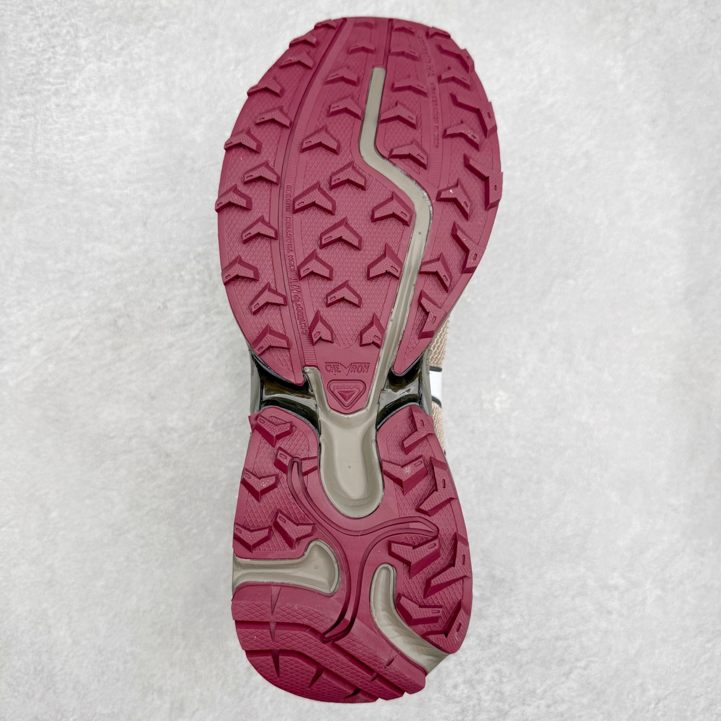 图片[9]-＃福利特价 SALOMON XT-WHISPER 萨洛蒙圆头防滑耐磨低帮休闲越野训练城市通勤跑步鞋 鞋面以“锯齿”状的包裹系统呈现 在基色底之下加入了各种色点缀 将公司的最新技术和时尚前卫的造型融入耐用的长跑款式中 鞋面由 TPU 薄膜制成 并焊接在高耐磨网眼上 使其既时尚又坚固 由 ACS底盘支撑 可增强稳定性和支撑力 以及由橡胶凸耳 Contragrip外底覆盖的 EVA 缓冲中底 旨在应对崎岖的地形 鞋舌上的彩色Salomon 标签、Quicklace 系统以及鞋头、鞋舌和鞋跟上的附加品牌使细节更加完美 让穿着者可以轻松驾驭户外与通勤下的任何运动生活场景 无缝鞋身户外随意纵横 颜值与脚感兼备 出街通勤 绝对非常吸睛 你值得拥有 尺码：36 36.5 37.5 38 38.5 39 40 40.5 41 42 42.5 43 44 44.5 45-选品中心