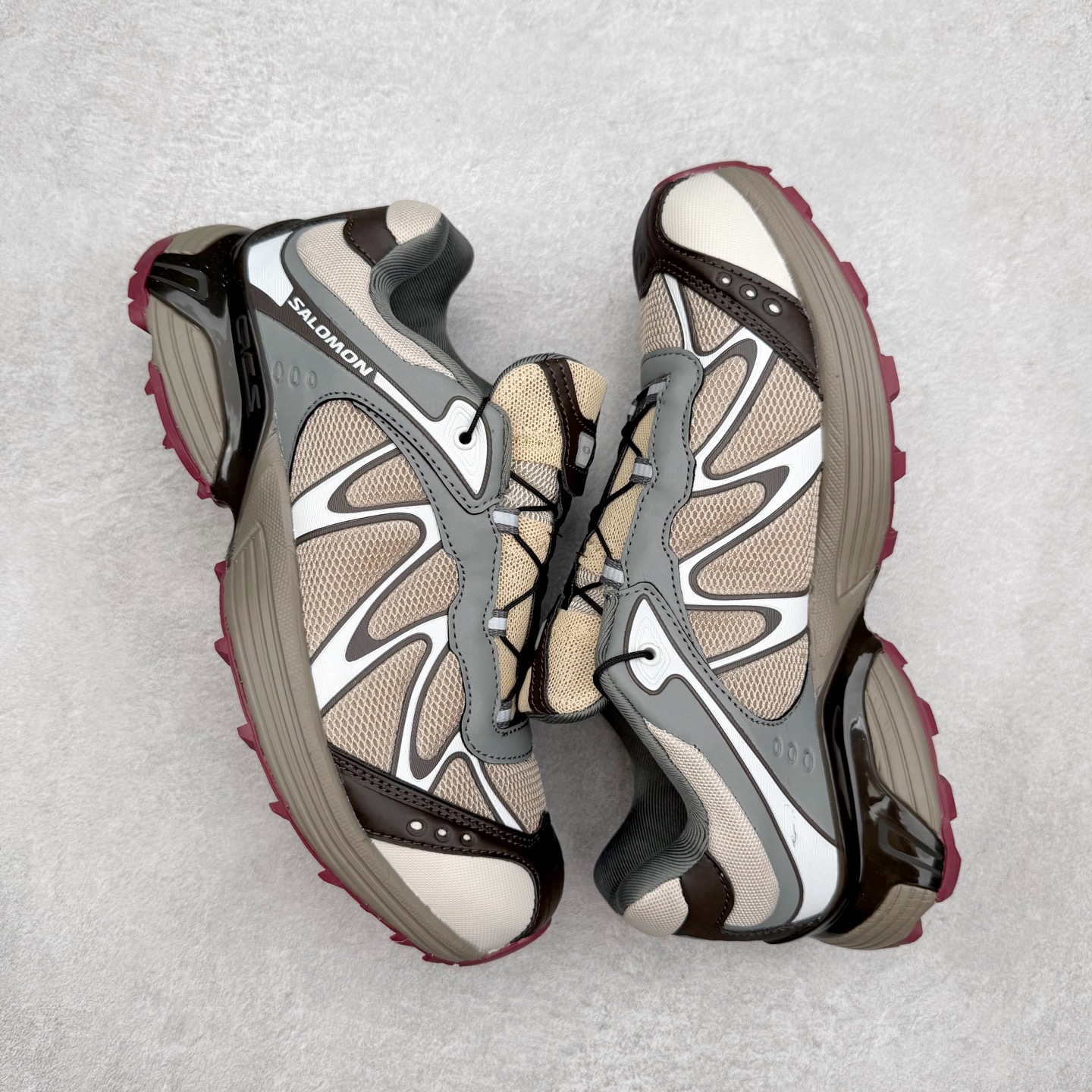 图片[3]-＃福利特价 SALOMON XT-WHISPER 萨洛蒙圆头防滑耐磨低帮休闲越野训练城市通勤跑步鞋 鞋面以“锯齿”状的包裹系统呈现 在基色底之下加入了各种色点缀 将公司的最新技术和时尚前卫的造型融入耐用的长跑款式中 鞋面由 TPU 薄膜制成 并焊接在高耐磨网眼上 使其既时尚又坚固 由 ACS底盘支撑 可增强稳定性和支撑力 以及由橡胶凸耳 Contragrip外底覆盖的 EVA 缓冲中底 旨在应对崎岖的地形 鞋舌上的彩色Salomon 标签、Quicklace 系统以及鞋头、鞋舌和鞋跟上的附加品牌使细节更加完美 让穿着者可以轻松驾驭户外与通勤下的任何运动生活场景 无缝鞋身户外随意纵横 颜值与脚感兼备 出街通勤 绝对非常吸睛 你值得拥有 尺码：36 36.5 37.5 38 38.5 39 40 40.5 41 42 42.5 43 44 44.5 45-选品中心