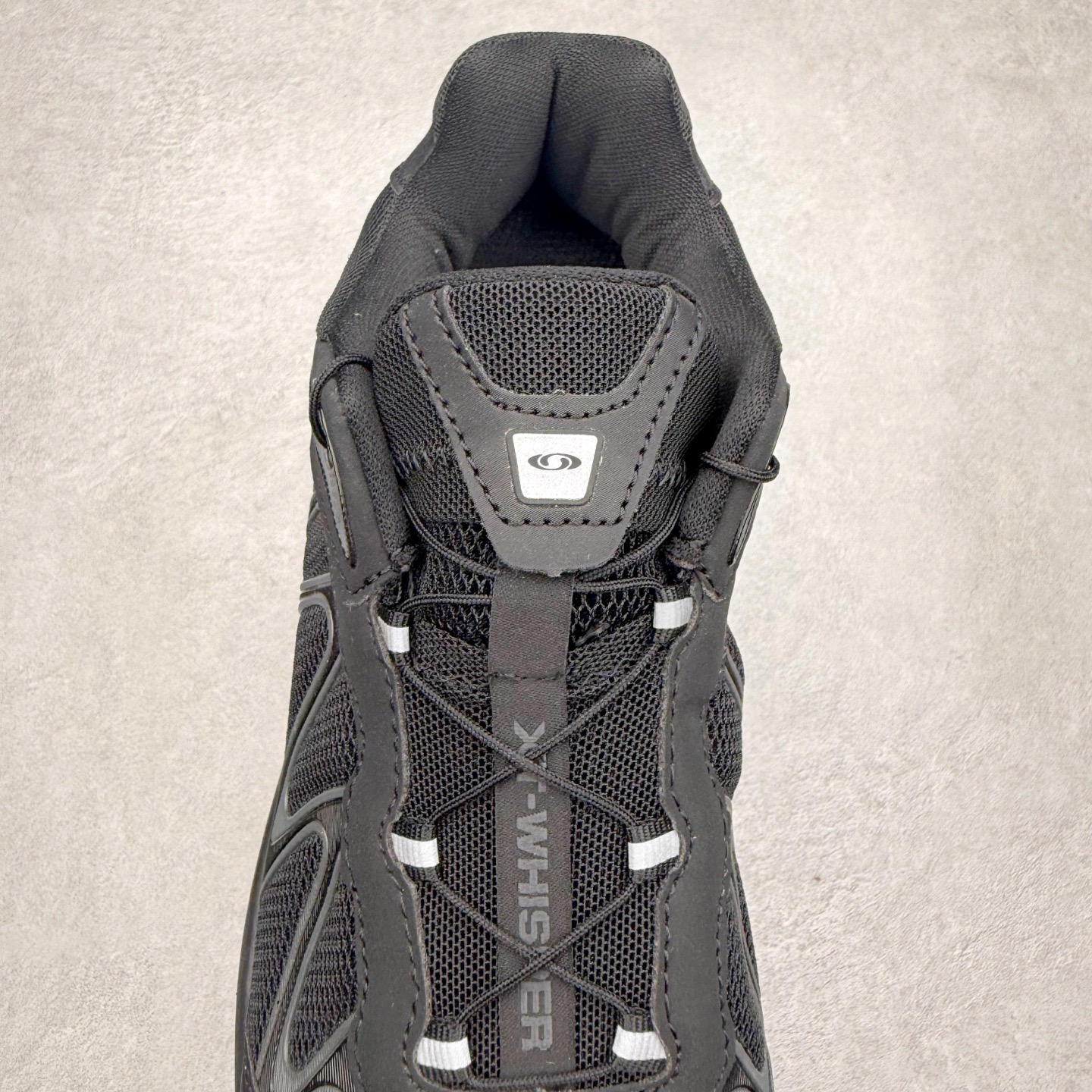 图片[5]-＃福利特价 SALOMON XT-WHISPER 萨洛蒙圆头防滑耐磨低帮休闲越野训练城市通勤跑步鞋 鞋面以“锯齿”状的包裹系统呈现 在基色底之下加入了各种色点缀 将公司的最新技术和时尚前卫的造型融入耐用的长跑款式中 鞋面由 TPU 薄膜制成 并焊接在高耐磨网眼上 使其既时尚又坚固 由 ACS底盘支撑 可增强稳定性和支撑力 以及由橡胶凸耳 Contragrip外底覆盖的 EVA 缓冲中底 旨在应对崎岖的地形 鞋舌上的彩色Salomon 标签、Quicklace 系统以及鞋头、鞋舌和鞋跟上的附加品牌使细节更加完美 让穿着者可以轻松驾驭户外与通勤下的任何运动生活场景 无缝鞋身户外随意纵横 颜值与脚感兼备 出街通勤 绝对非常吸睛 你值得拥有 尺码：36 36.5 37.5 38 38.5 39 40 40.5 41 42 42.5 43 44 44.5 45-选品中心