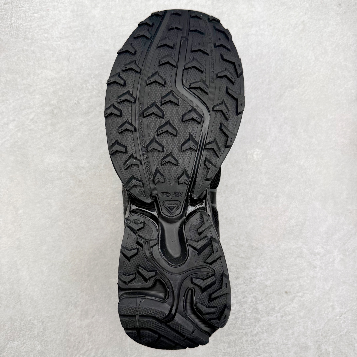 图片[9]-＃福利特价 SALOMON XT-WHISPER 萨洛蒙圆头防滑耐磨低帮休闲越野训练城市通勤跑步鞋 鞋面以“锯齿”状的包裹系统呈现 在基色底之下加入了各种色点缀 将公司的最新技术和时尚前卫的造型融入耐用的长跑款式中 鞋面由 TPU 薄膜制成 并焊接在高耐磨网眼上 使其既时尚又坚固 由 ACS底盘支撑 可增强稳定性和支撑力 以及由橡胶凸耳 Contragrip外底覆盖的 EVA 缓冲中底 旨在应对崎岖的地形 鞋舌上的彩色Salomon 标签、Quicklace 系统以及鞋头、鞋舌和鞋跟上的附加品牌使细节更加完美 让穿着者可以轻松驾驭户外与通勤下的任何运动生活场景 无缝鞋身户外随意纵横 颜值与脚感兼备 出街通勤 绝对非常吸睛 你值得拥有 尺码：36 36.5 37.5 38 38.5 39 40 40.5 41 42 42.5 43 44 44.5 45-选品中心