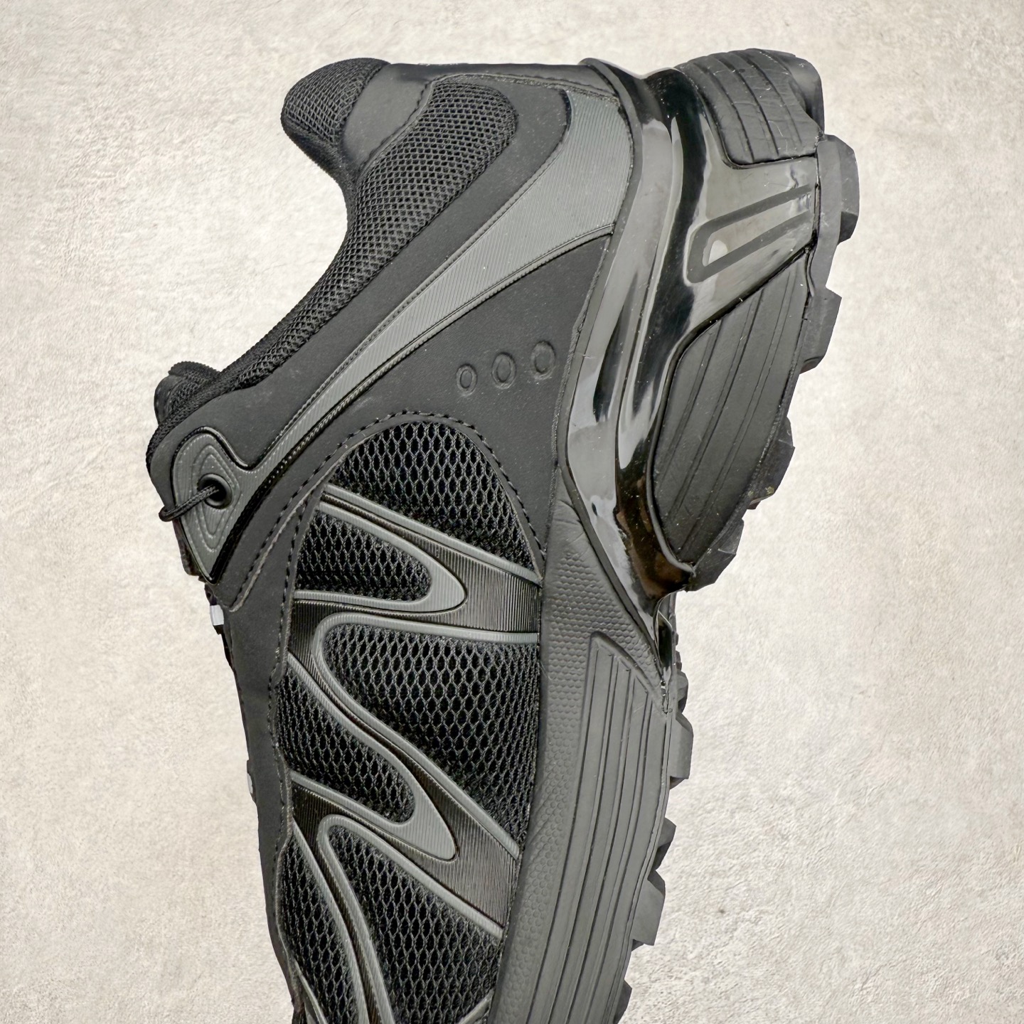 图片[7]-＃福利特价 SALOMON XT-WHISPER 萨洛蒙圆头防滑耐磨低帮休闲越野训练城市通勤跑步鞋 鞋面以“锯齿”状的包裹系统呈现 在基色底之下加入了各种色点缀 将公司的最新技术和时尚前卫的造型融入耐用的长跑款式中 鞋面由 TPU 薄膜制成 并焊接在高耐磨网眼上 使其既时尚又坚固 由 ACS底盘支撑 可增强稳定性和支撑力 以及由橡胶凸耳 Contragrip外底覆盖的 EVA 缓冲中底 旨在应对崎岖的地形 鞋舌上的彩色Salomon 标签、Quicklace 系统以及鞋头、鞋舌和鞋跟上的附加品牌使细节更加完美 让穿着者可以轻松驾驭户外与通勤下的任何运动生活场景 无缝鞋身户外随意纵横 颜值与脚感兼备 出街通勤 绝对非常吸睛 你值得拥有 尺码：36 36.5 37.5 38 38.5 39 40 40.5 41 42 42.5 43 44 44.5 45-选品中心