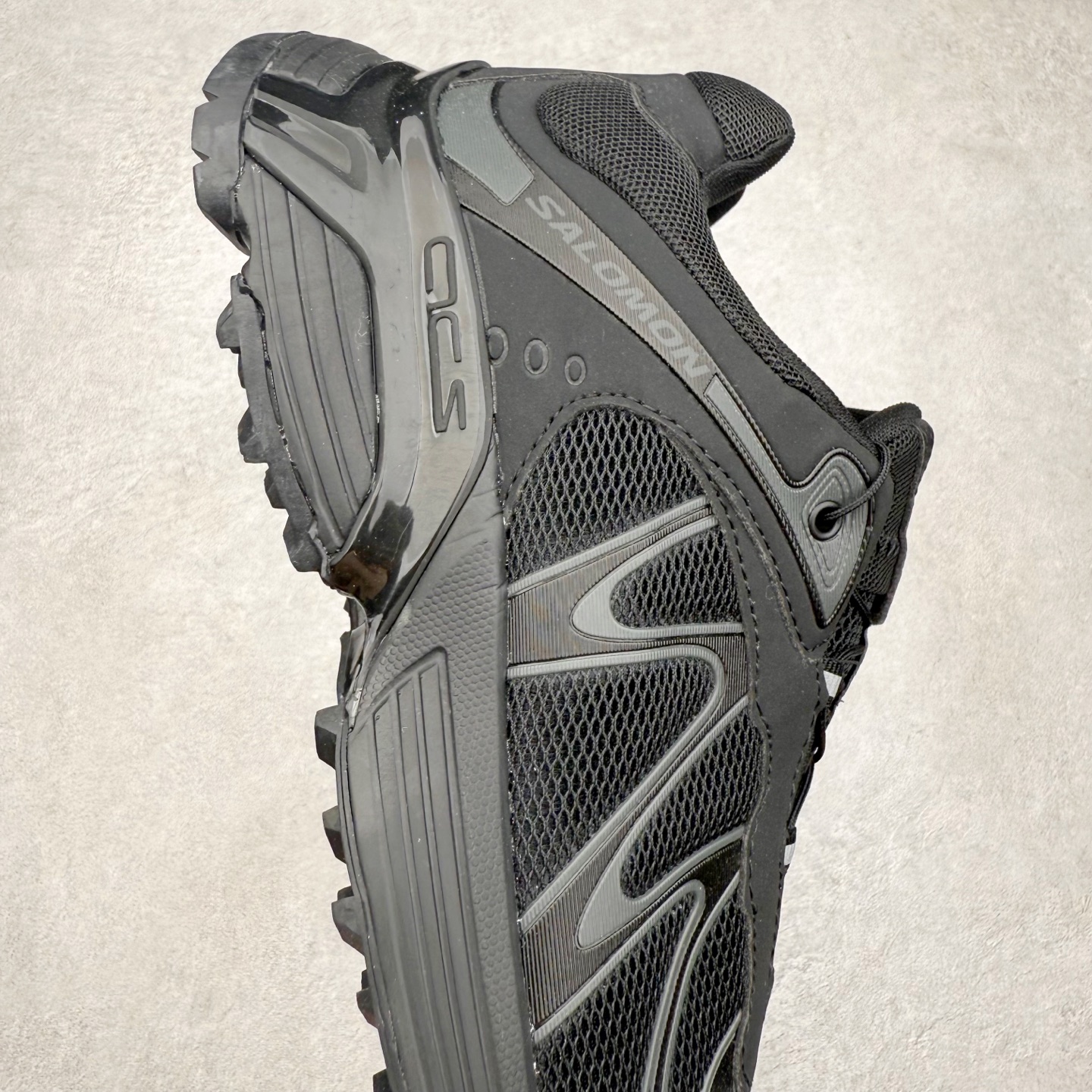 图片[6]-＃福利特价 SALOMON XT-WHISPER 萨洛蒙圆头防滑耐磨低帮休闲越野训练城市通勤跑步鞋 鞋面以“锯齿”状的包裹系统呈现 在基色底之下加入了各种色点缀 将公司的最新技术和时尚前卫的造型融入耐用的长跑款式中 鞋面由 TPU 薄膜制成 并焊接在高耐磨网眼上 使其既时尚又坚固 由 ACS底盘支撑 可增强稳定性和支撑力 以及由橡胶凸耳 Contragrip外底覆盖的 EVA 缓冲中底 旨在应对崎岖的地形 鞋舌上的彩色Salomon 标签、Quicklace 系统以及鞋头、鞋舌和鞋跟上的附加品牌使细节更加完美 让穿着者可以轻松驾驭户外与通勤下的任何运动生活场景 无缝鞋身户外随意纵横 颜值与脚感兼备 出街通勤 绝对非常吸睛 你值得拥有 尺码：36 36.5 37.5 38 38.5 39 40 40.5 41 42 42.5 43 44 44.5 45-选品中心