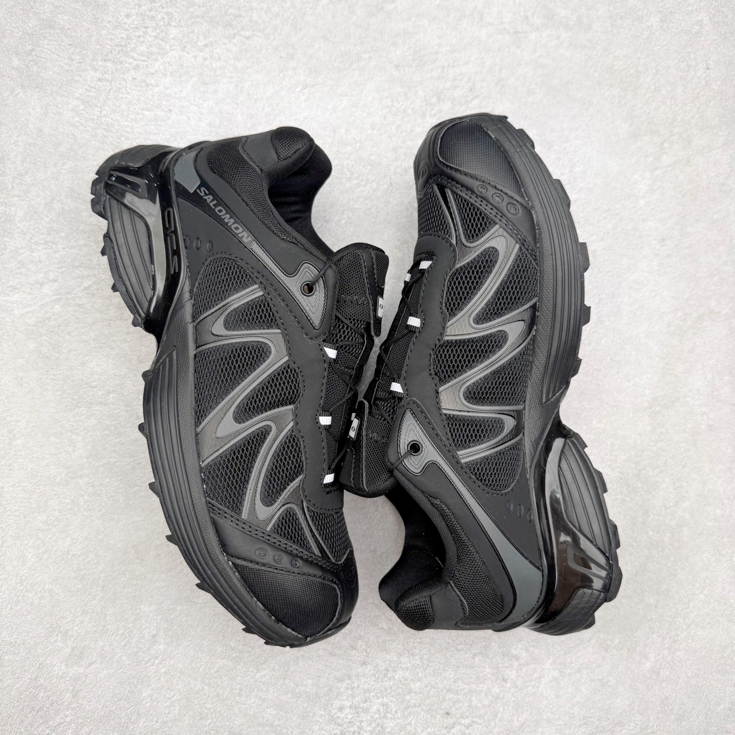 图片[3]-＃福利特价 SALOMON XT-WHISPER 萨洛蒙圆头防滑耐磨低帮休闲越野训练城市通勤跑步鞋 鞋面以“锯齿”状的包裹系统呈现 在基色底之下加入了各种色点缀 将公司的最新技术和时尚前卫的造型融入耐用的长跑款式中 鞋面由 TPU 薄膜制成 并焊接在高耐磨网眼上 使其既时尚又坚固 由 ACS底盘支撑 可增强稳定性和支撑力 以及由橡胶凸耳 Contragrip外底覆盖的 EVA 缓冲中底 旨在应对崎岖的地形 鞋舌上的彩色Salomon 标签、Quicklace 系统以及鞋头、鞋舌和鞋跟上的附加品牌使细节更加完美 让穿着者可以轻松驾驭户外与通勤下的任何运动生活场景 无缝鞋身户外随意纵横 颜值与脚感兼备 出街通勤 绝对非常吸睛 你值得拥有 尺码：36 36.5 37.5 38 38.5 39 40 40.5 41 42 42.5 43 44 44.5 45-选品中心