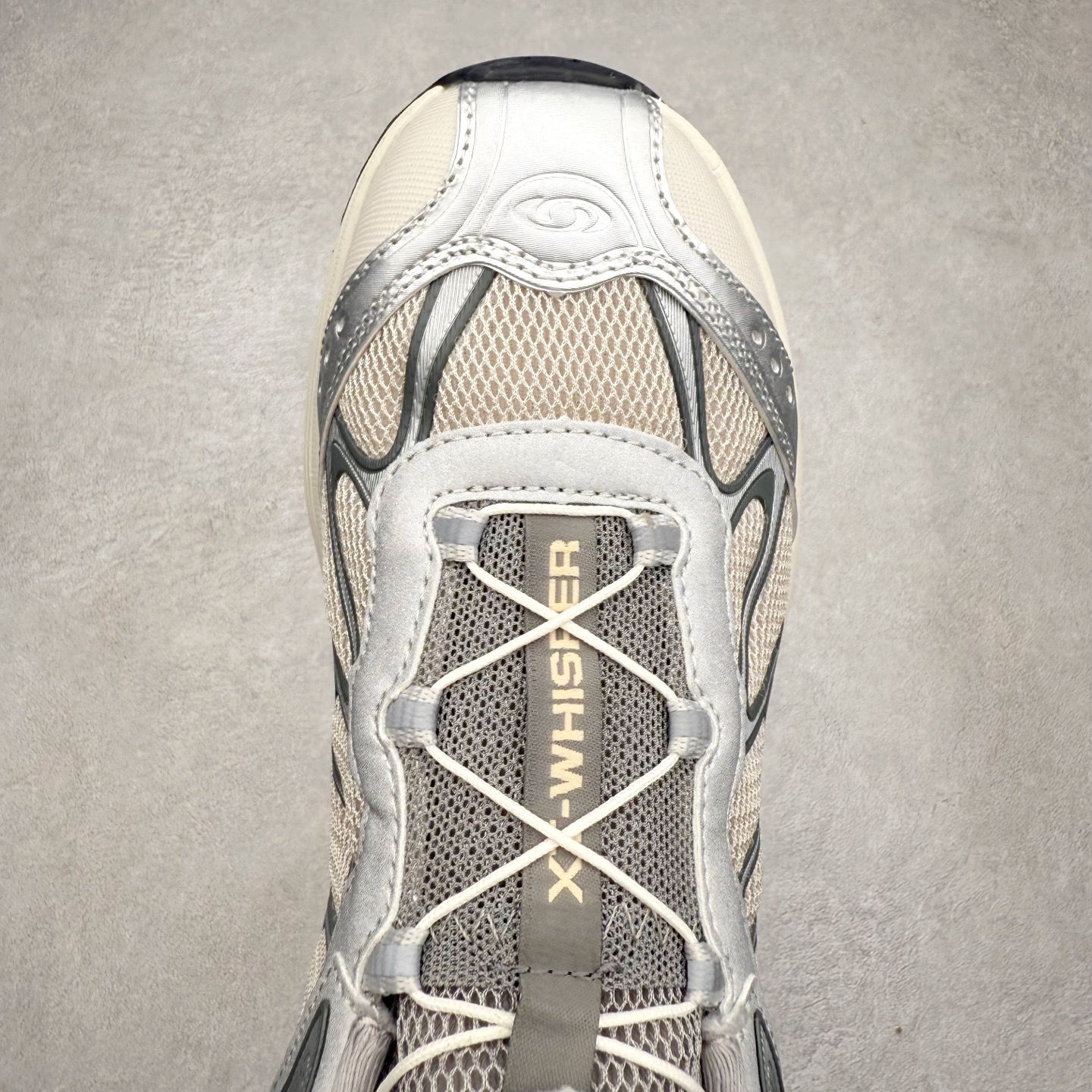 图片[4]-＃福利特价 SALOMON XT-WHISPER 萨洛蒙圆头防滑耐磨低帮休闲越野训练城市通勤跑步鞋 鞋面以“锯齿”状的包裹系统呈现 在基色底之下加入了各种色点缀 将公司的最新技术和时尚前卫的造型融入耐用的长跑款式中 鞋面由 TPU 薄膜制成 并焊接在高耐磨网眼上 使其既时尚又坚固 由 ACS底盘支撑 可增强稳定性和支撑力 以及由橡胶凸耳 Contragrip外底覆盖的 EVA 缓冲中底 旨在应对崎岖的地形 鞋舌上的彩色Salomon 标签、Quicklace 系统以及鞋头、鞋舌和鞋跟上的附加品牌使细节更加完美 让穿着者可以轻松驾驭户外与通勤下的任何运动生活场景 无缝鞋身户外随意纵横 颜值与脚感兼备 出街通勤 绝对非常吸睛 你值得拥有 尺码：36 36.5 37.5 38 38.5 39 40 40.5 41 42 42.5 43 44 44.5 45-选品中心