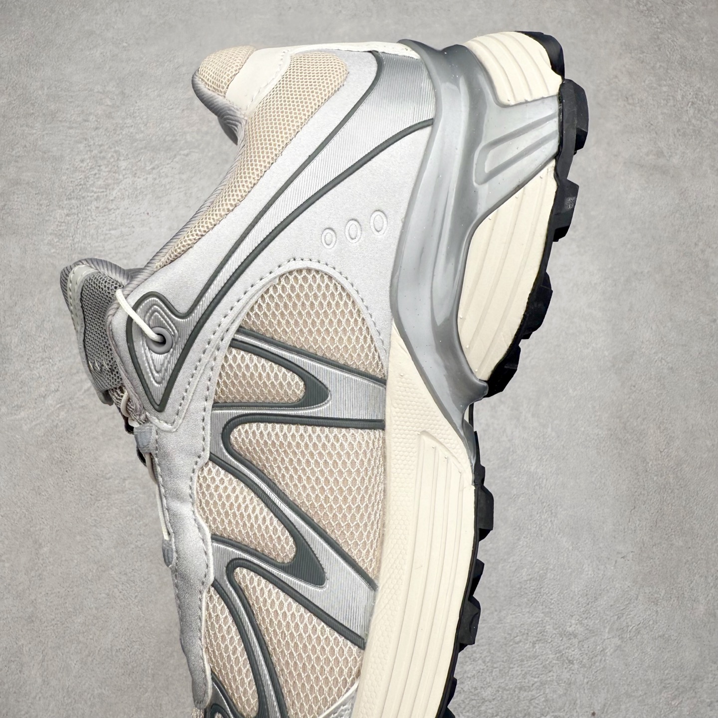 图片[7]-＃福利特价 SALOMON XT-WHISPER 萨洛蒙圆头防滑耐磨低帮休闲越野训练城市通勤跑步鞋 鞋面以“锯齿”状的包裹系统呈现 在基色底之下加入了各种色点缀 将公司的最新技术和时尚前卫的造型融入耐用的长跑款式中 鞋面由 TPU 薄膜制成 并焊接在高耐磨网眼上 使其既时尚又坚固 由 ACS底盘支撑 可增强稳定性和支撑力 以及由橡胶凸耳 Contragrip外底覆盖的 EVA 缓冲中底 旨在应对崎岖的地形 鞋舌上的彩色Salomon 标签、Quicklace 系统以及鞋头、鞋舌和鞋跟上的附加品牌使细节更加完美 让穿着者可以轻松驾驭户外与通勤下的任何运动生活场景 无缝鞋身户外随意纵横 颜值与脚感兼备 出街通勤 绝对非常吸睛 你值得拥有 尺码：36 36.5 37.5 38 38.5 39 40 40.5 41 42 42.5 43 44 44.5 45-选品中心