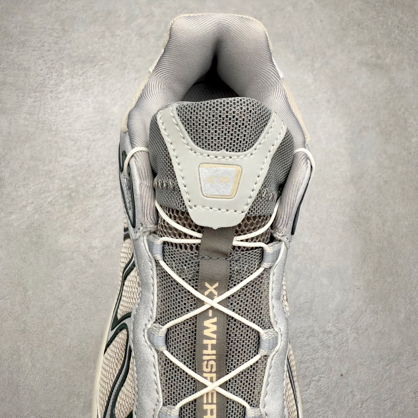 图片[5]-＃福利特价 SALOMON XT-WHISPER 萨洛蒙圆头防滑耐磨低帮休闲越野训练城市通勤跑步鞋 鞋面以“锯齿”状的包裹系统呈现 在基色底之下加入了各种色点缀 将公司的最新技术和时尚前卫的造型融入耐用的长跑款式中 鞋面由 TPU 薄膜制成 并焊接在高耐磨网眼上 使其既时尚又坚固 由 ACS底盘支撑 可增强稳定性和支撑力 以及由橡胶凸耳 Contragrip外底覆盖的 EVA 缓冲中底 旨在应对崎岖的地形 鞋舌上的彩色Salomon 标签、Quicklace 系统以及鞋头、鞋舌和鞋跟上的附加品牌使细节更加完美 让穿着者可以轻松驾驭户外与通勤下的任何运动生活场景 无缝鞋身户外随意纵横 颜值与脚感兼备 出街通勤 绝对非常吸睛 你值得拥有 尺码：36 36.5 37.5 38 38.5 39 40 40.5 41 42 42.5 43 44 44.5 45-选品中心