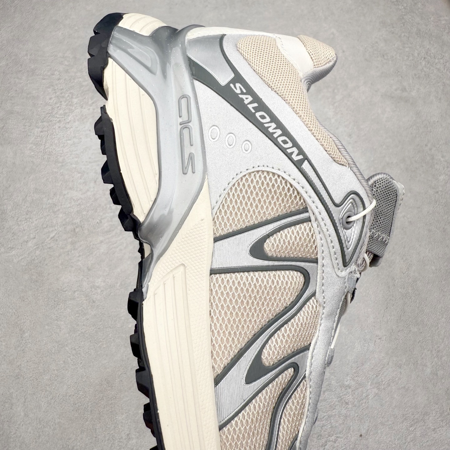 图片[6]-＃福利特价 SALOMON XT-WHISPER 萨洛蒙圆头防滑耐磨低帮休闲越野训练城市通勤跑步鞋 鞋面以“锯齿”状的包裹系统呈现 在基色底之下加入了各种色点缀 将公司的最新技术和时尚前卫的造型融入耐用的长跑款式中 鞋面由 TPU 薄膜制成 并焊接在高耐磨网眼上 使其既时尚又坚固 由 ACS底盘支撑 可增强稳定性和支撑力 以及由橡胶凸耳 Contragrip外底覆盖的 EVA 缓冲中底 旨在应对崎岖的地形 鞋舌上的彩色Salomon 标签、Quicklace 系统以及鞋头、鞋舌和鞋跟上的附加品牌使细节更加完美 让穿着者可以轻松驾驭户外与通勤下的任何运动生活场景 无缝鞋身户外随意纵横 颜值与脚感兼备 出街通勤 绝对非常吸睛 你值得拥有 尺码：36 36.5 37.5 38 38.5 39 40 40.5 41 42 42.5 43 44 44.5 45-选品中心