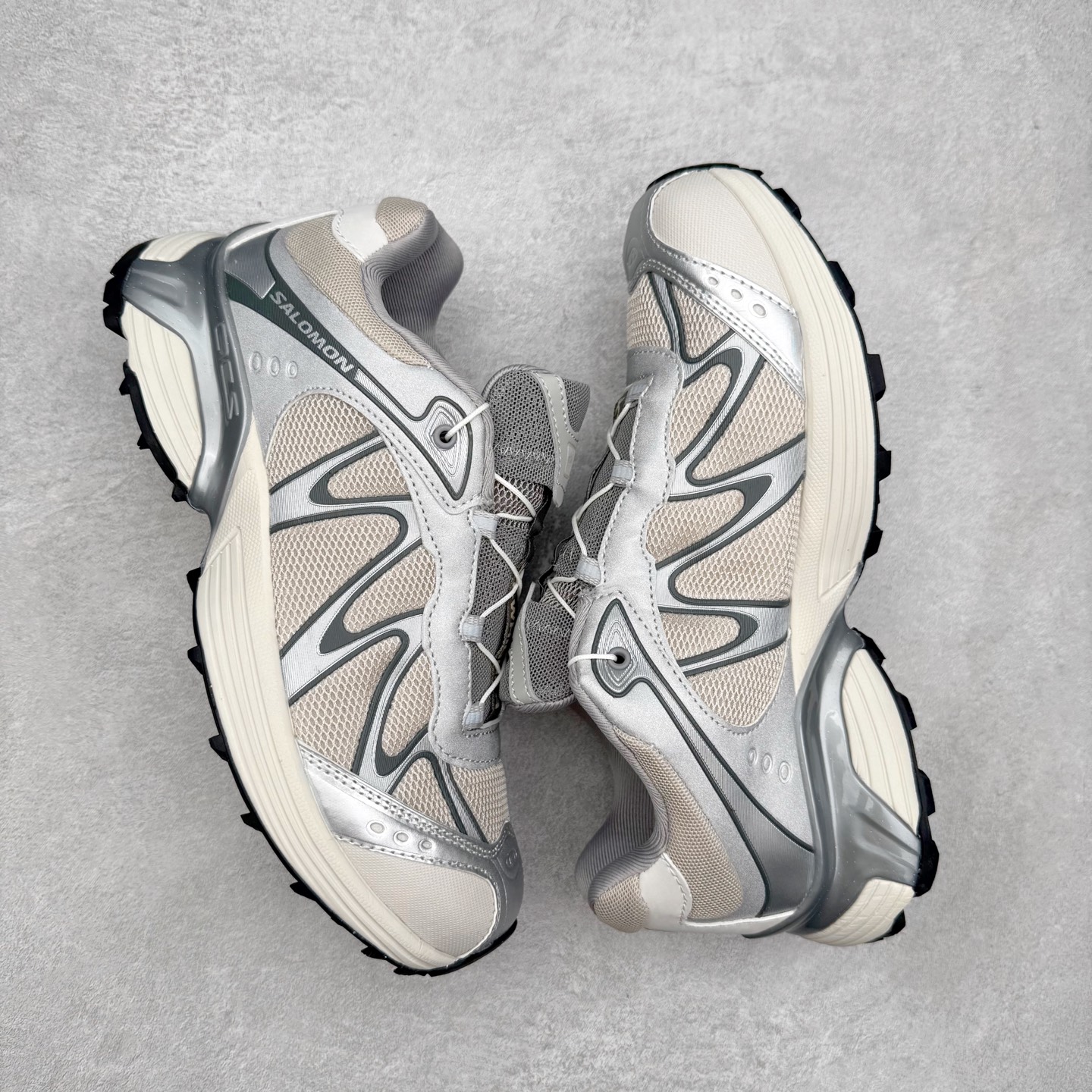 图片[3]-＃福利特价 SALOMON XT-WHISPER 萨洛蒙圆头防滑耐磨低帮休闲越野训练城市通勤跑步鞋 鞋面以“锯齿”状的包裹系统呈现 在基色底之下加入了各种色点缀 将公司的最新技术和时尚前卫的造型融入耐用的长跑款式中 鞋面由 TPU 薄膜制成 并焊接在高耐磨网眼上 使其既时尚又坚固 由 ACS底盘支撑 可增强稳定性和支撑力 以及由橡胶凸耳 Contragrip外底覆盖的 EVA 缓冲中底 旨在应对崎岖的地形 鞋舌上的彩色Salomon 标签、Quicklace 系统以及鞋头、鞋舌和鞋跟上的附加品牌使细节更加完美 让穿着者可以轻松驾驭户外与通勤下的任何运动生活场景 无缝鞋身户外随意纵横 颜值与脚感兼备 出街通勤 绝对非常吸睛 你值得拥有 尺码：36 36.5 37.5 38 38.5 39 40 40.5 41 42 42.5 43 44 44.5 45-选品中心