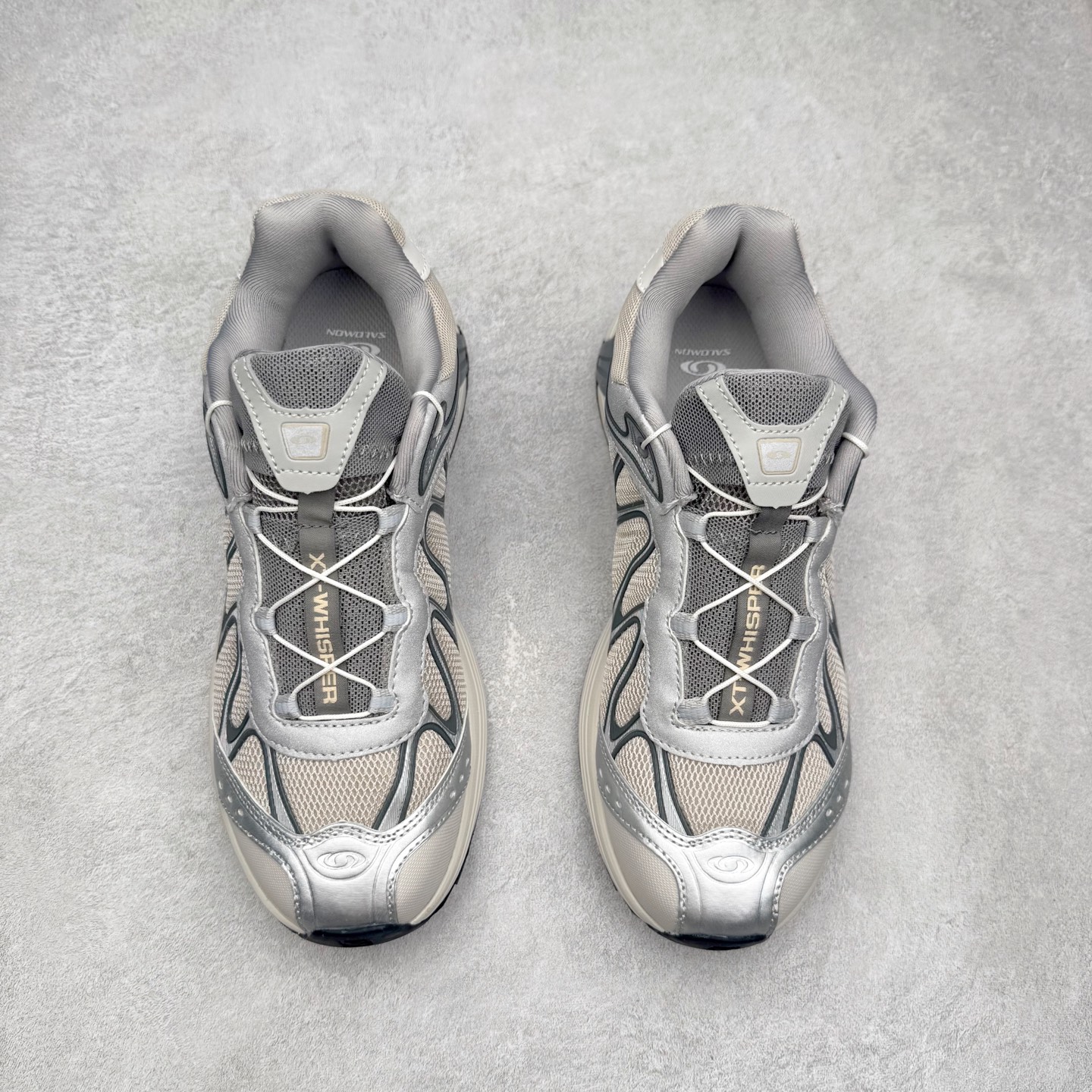 图片[2]-＃福利特价 SALOMON XT-WHISPER 萨洛蒙圆头防滑耐磨低帮休闲越野训练城市通勤跑步鞋 鞋面以“锯齿”状的包裹系统呈现 在基色底之下加入了各种色点缀 将公司的最新技术和时尚前卫的造型融入耐用的长跑款式中 鞋面由 TPU 薄膜制成 并焊接在高耐磨网眼上 使其既时尚又坚固 由 ACS底盘支撑 可增强稳定性和支撑力 以及由橡胶凸耳 Contragrip外底覆盖的 EVA 缓冲中底 旨在应对崎岖的地形 鞋舌上的彩色Salomon 标签、Quicklace 系统以及鞋头、鞋舌和鞋跟上的附加品牌使细节更加完美 让穿着者可以轻松驾驭户外与通勤下的任何运动生活场景 无缝鞋身户外随意纵横 颜值与脚感兼备 出街通勤 绝对非常吸睛 你值得拥有 尺码：36 36.5 37.5 38 38.5 39 40 40.5 41 42 42.5 43 44 44.5 45-选品中心