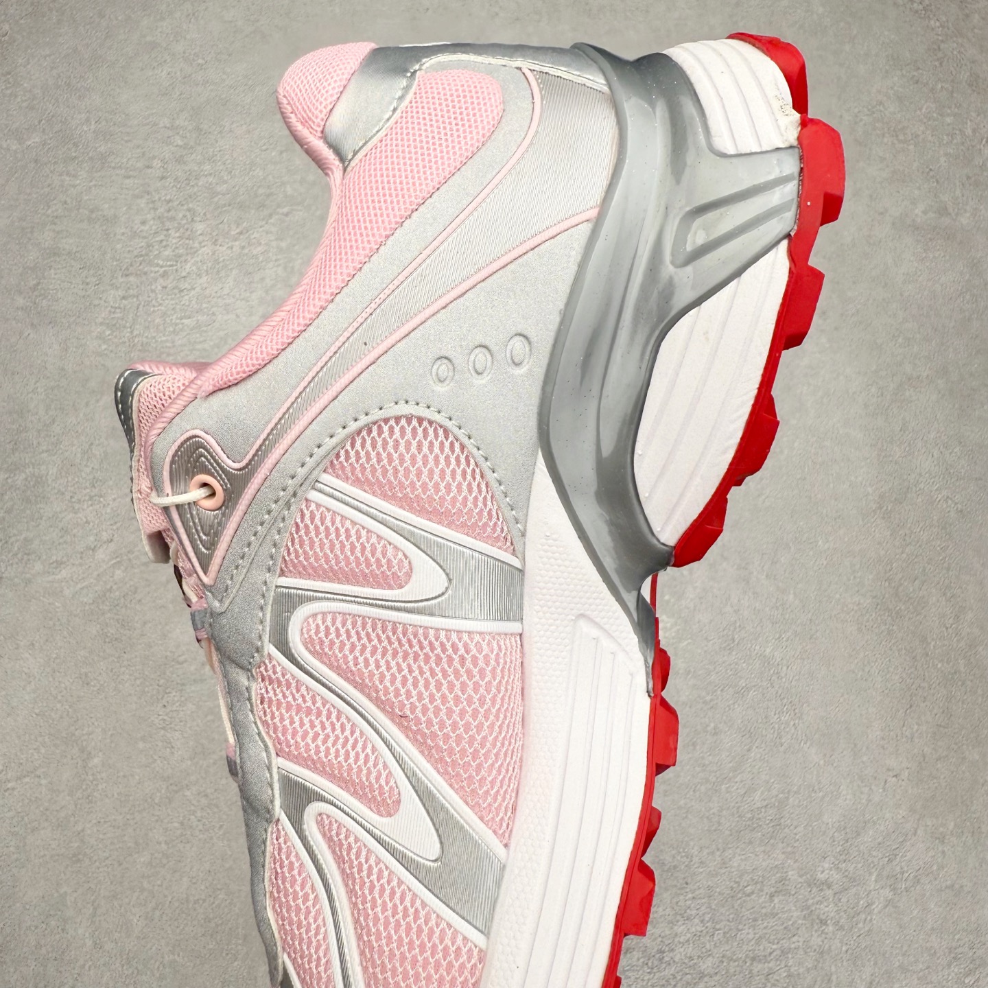 图片[7]-＃福利特价 SALOMON XT-WHISPER 萨洛蒙圆头防滑耐磨低帮休闲越野训练城市通勤跑步鞋 鞋面以“锯齿”状的包裹系统呈现 在基色底之下加入了各种色点缀 将公司的最新技术和时尚前卫的造型融入耐用的长跑款式中 鞋面由 TPU 薄膜制成 并焊接在高耐磨网眼上 使其既时尚又坚固 由 ACS底盘支撑 可增强稳定性和支撑力 以及由橡胶凸耳 Contragrip外底覆盖的 EVA 缓冲中底 旨在应对崎岖的地形 鞋舌上的彩色Salomon 标签、Quicklace 系统以及鞋头、鞋舌和鞋跟上的附加品牌使细节更加完美 让穿着者可以轻松驾驭户外与通勤下的任何运动生活场景 无缝鞋身户外随意纵横 颜值与脚感兼备 出街通勤 绝对非常吸睛 你值得拥有 尺码：36 36.5 37.5 38 38.5 39 40 40.5 41 42 42.5 43 44 44.5 45-选品中心