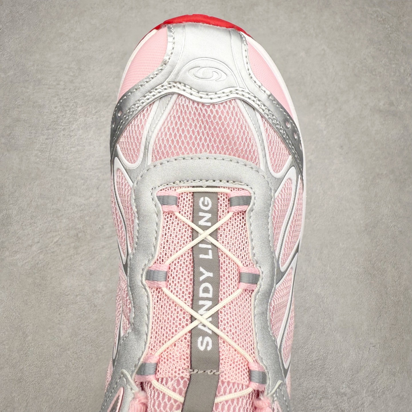 图片[4]-＃福利特价 SALOMON XT-WHISPER 萨洛蒙圆头防滑耐磨低帮休闲越野训练城市通勤跑步鞋 鞋面以“锯齿”状的包裹系统呈现 在基色底之下加入了各种色点缀 将公司的最新技术和时尚前卫的造型融入耐用的长跑款式中 鞋面由 TPU 薄膜制成 并焊接在高耐磨网眼上 使其既时尚又坚固 由 ACS底盘支撑 可增强稳定性和支撑力 以及由橡胶凸耳 Contragrip外底覆盖的 EVA 缓冲中底 旨在应对崎岖的地形 鞋舌上的彩色Salomon 标签、Quicklace 系统以及鞋头、鞋舌和鞋跟上的附加品牌使细节更加完美 让穿着者可以轻松驾驭户外与通勤下的任何运动生活场景 无缝鞋身户外随意纵横 颜值与脚感兼备 出街通勤 绝对非常吸睛 你值得拥有 尺码：36 36.5 37.5 38 38.5 39 40 40.5 41 42 42.5 43 44 44.5 45-选品中心