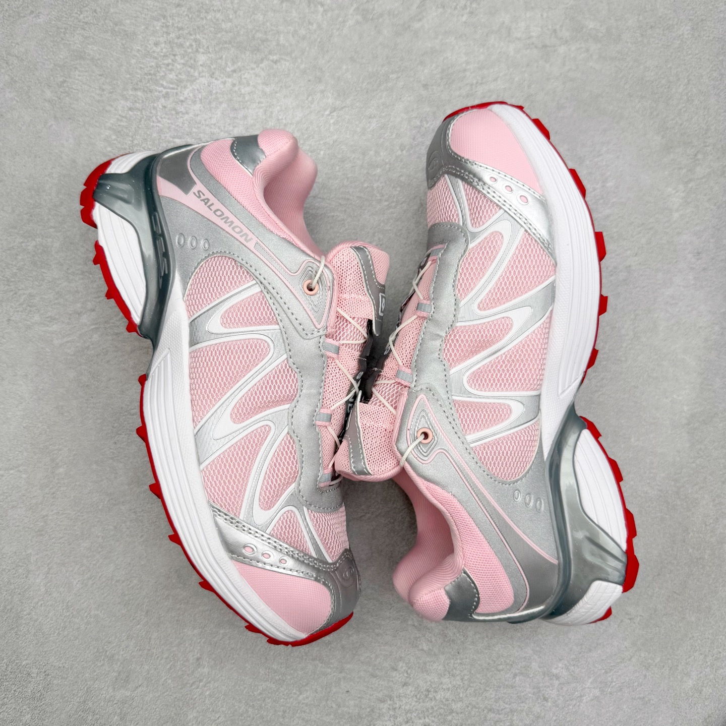 图片[3]-＃福利特价 SALOMON XT-WHISPER 萨洛蒙圆头防滑耐磨低帮休闲越野训练城市通勤跑步鞋 鞋面以“锯齿”状的包裹系统呈现 在基色底之下加入了各种色点缀 将公司的最新技术和时尚前卫的造型融入耐用的长跑款式中 鞋面由 TPU 薄膜制成 并焊接在高耐磨网眼上 使其既时尚又坚固 由 ACS底盘支撑 可增强稳定性和支撑力 以及由橡胶凸耳 Contragrip外底覆盖的 EVA 缓冲中底 旨在应对崎岖的地形 鞋舌上的彩色Salomon 标签、Quicklace 系统以及鞋头、鞋舌和鞋跟上的附加品牌使细节更加完美 让穿着者可以轻松驾驭户外与通勤下的任何运动生活场景 无缝鞋身户外随意纵横 颜值与脚感兼备 出街通勤 绝对非常吸睛 你值得拥有 尺码：36 36.5 37.5 38 38.5 39 40 40.5 41 42 42.5 43 44 44.5 45-选品中心