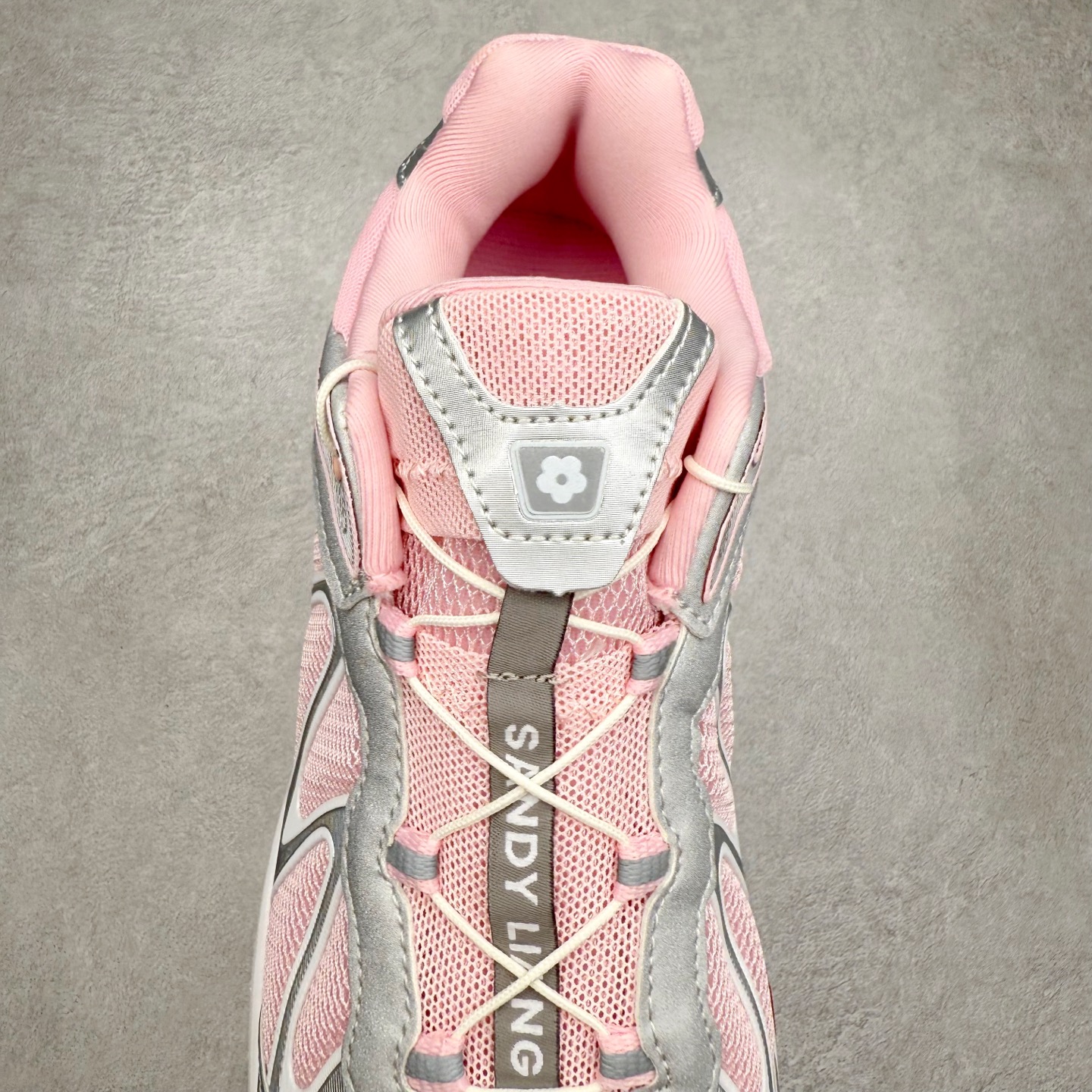 图片[5]-＃福利特价 SALOMON XT-WHISPER 萨洛蒙圆头防滑耐磨低帮休闲越野训练城市通勤跑步鞋 鞋面以“锯齿”状的包裹系统呈现 在基色底之下加入了各种色点缀 将公司的最新技术和时尚前卫的造型融入耐用的长跑款式中 鞋面由 TPU 薄膜制成 并焊接在高耐磨网眼上 使其既时尚又坚固 由 ACS底盘支撑 可增强稳定性和支撑力 以及由橡胶凸耳 Contragrip外底覆盖的 EVA 缓冲中底 旨在应对崎岖的地形 鞋舌上的彩色Salomon 标签、Quicklace 系统以及鞋头、鞋舌和鞋跟上的附加品牌使细节更加完美 让穿着者可以轻松驾驭户外与通勤下的任何运动生活场景 无缝鞋身户外随意纵横 颜值与脚感兼备 出街通勤 绝对非常吸睛 你值得拥有 尺码：36 36.5 37.5 38 38.5 39 40 40.5 41 42 42.5 43 44 44.5 45-选品中心