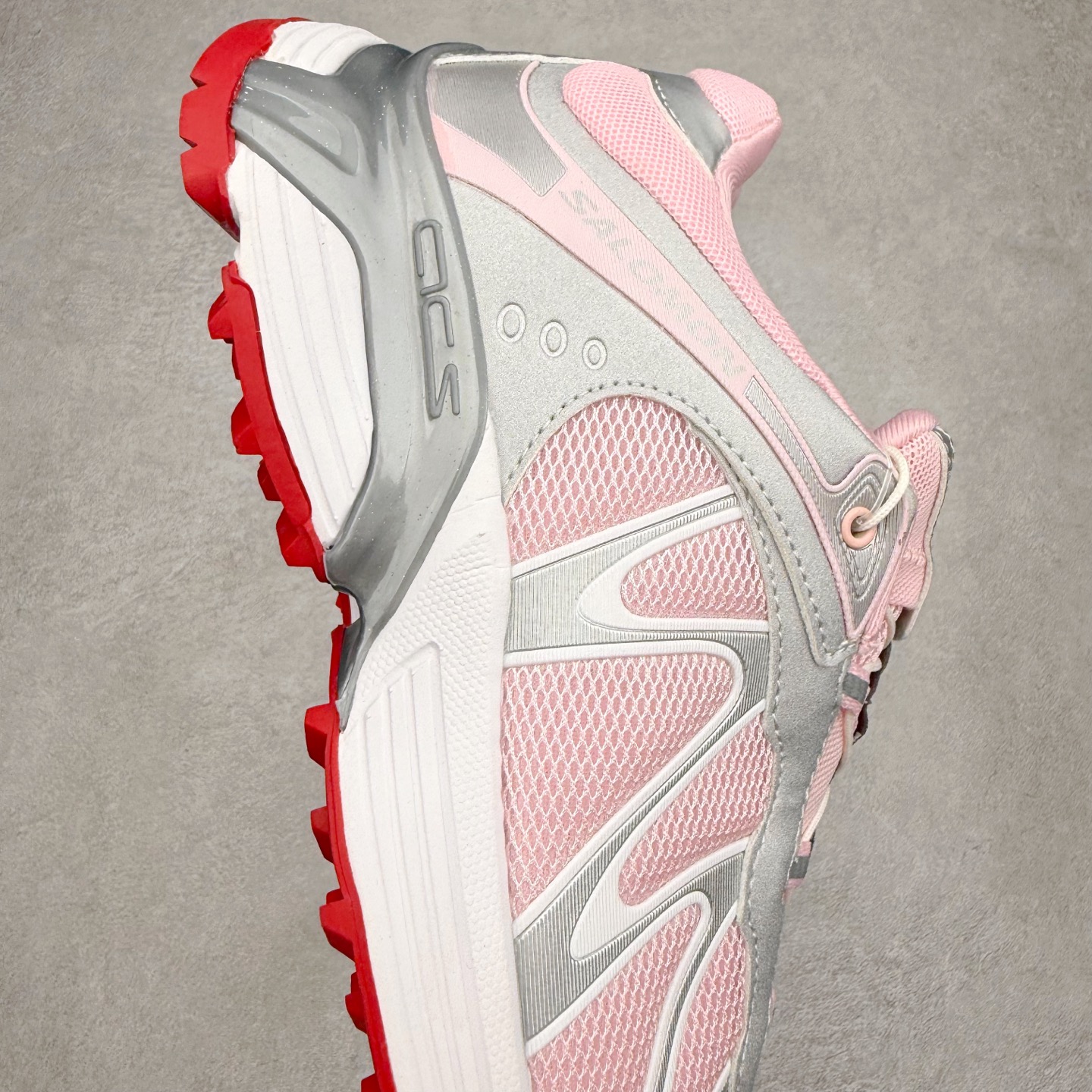 图片[6]-＃福利特价 SALOMON XT-WHISPER 萨洛蒙圆头防滑耐磨低帮休闲越野训练城市通勤跑步鞋 鞋面以“锯齿”状的包裹系统呈现 在基色底之下加入了各种色点缀 将公司的最新技术和时尚前卫的造型融入耐用的长跑款式中 鞋面由 TPU 薄膜制成 并焊接在高耐磨网眼上 使其既时尚又坚固 由 ACS底盘支撑 可增强稳定性和支撑力 以及由橡胶凸耳 Contragrip外底覆盖的 EVA 缓冲中底 旨在应对崎岖的地形 鞋舌上的彩色Salomon 标签、Quicklace 系统以及鞋头、鞋舌和鞋跟上的附加品牌使细节更加完美 让穿着者可以轻松驾驭户外与通勤下的任何运动生活场景 无缝鞋身户外随意纵横 颜值与脚感兼备 出街通勤 绝对非常吸睛 你值得拥有 尺码：36 36.5 37.5 38 38.5 39 40 40.5 41 42 42.5 43 44 44.5 45-选品中心