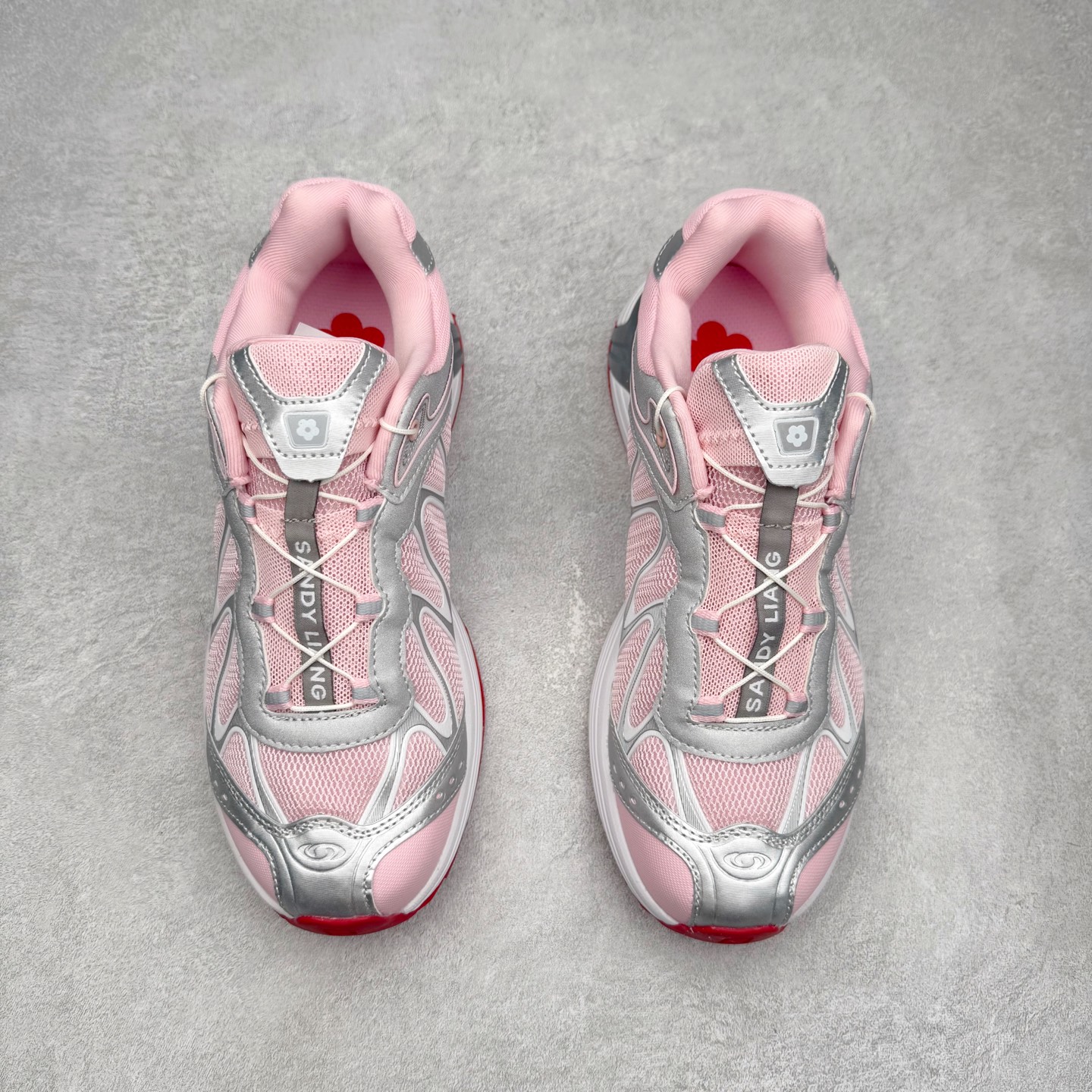 图片[2]-＃福利特价 SALOMON XT-WHISPER 萨洛蒙圆头防滑耐磨低帮休闲越野训练城市通勤跑步鞋 鞋面以“锯齿”状的包裹系统呈现 在基色底之下加入了各种色点缀 将公司的最新技术和时尚前卫的造型融入耐用的长跑款式中 鞋面由 TPU 薄膜制成 并焊接在高耐磨网眼上 使其既时尚又坚固 由 ACS底盘支撑 可增强稳定性和支撑力 以及由橡胶凸耳 Contragrip外底覆盖的 EVA 缓冲中底 旨在应对崎岖的地形 鞋舌上的彩色Salomon 标签、Quicklace 系统以及鞋头、鞋舌和鞋跟上的附加品牌使细节更加完美 让穿着者可以轻松驾驭户外与通勤下的任何运动生活场景 无缝鞋身户外随意纵横 颜值与脚感兼备 出街通勤 绝对非常吸睛 你值得拥有 尺码：36 36.5 37.5 38 38.5 39 40 40.5 41 42 42.5 43 44 44.5 45-选品中心