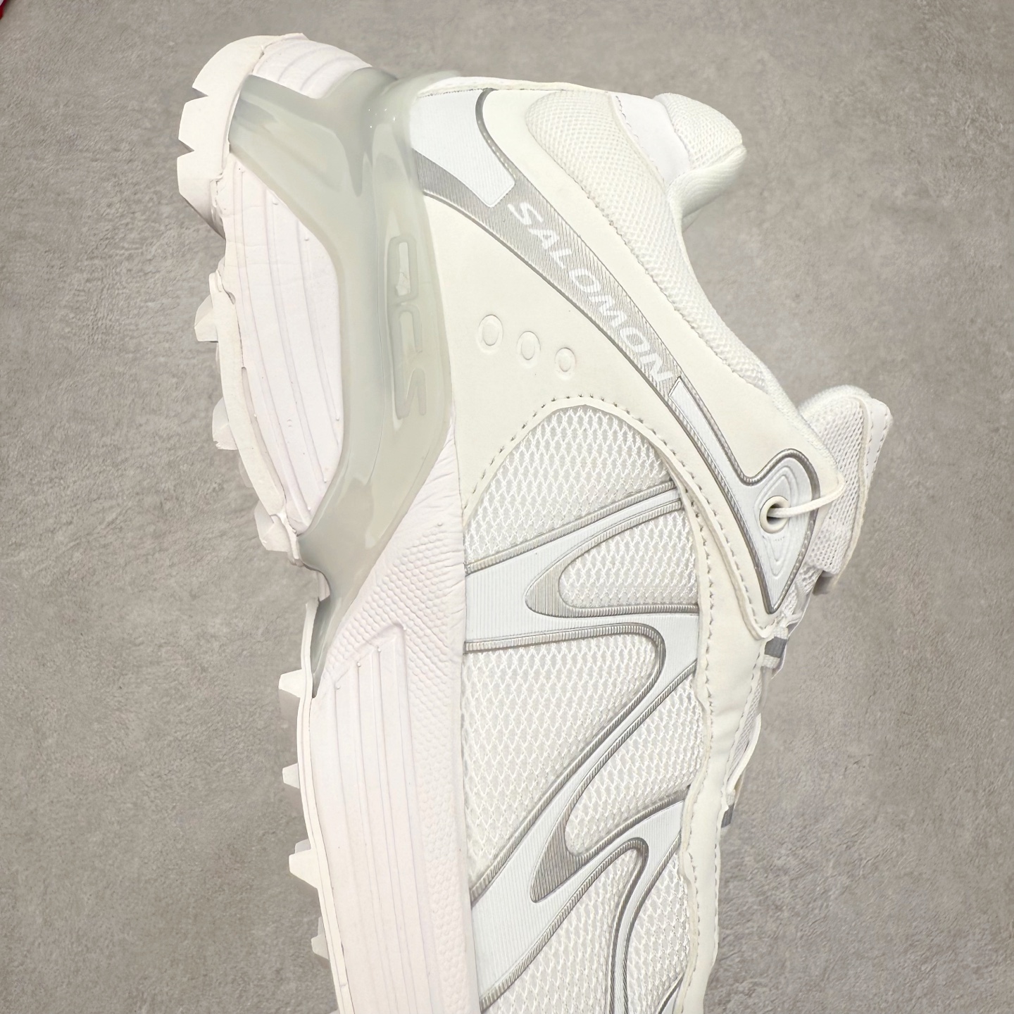 图片[6]-＃福利特价 SALOMON XT-WHISPER 萨洛蒙圆头防滑耐磨低帮休闲越野训练城市通勤跑步鞋 鞋面以“锯齿”状的包裹系统呈现 在基色底之下加入了各种色点缀 将公司的最新技术和时尚前卫的造型融入耐用的长跑款式中 鞋面由 TPU 薄膜制成 并焊接在高耐磨网眼上 使其既时尚又坚固 由 ACS底盘支撑 可增强稳定性和支撑力 以及由橡胶凸耳 Contragrip外底覆盖的 EVA 缓冲中底 旨在应对崎岖的地形 鞋舌上的彩色Salomon 标签、Quicklace 系统以及鞋头、鞋舌和鞋跟上的附加品牌使细节更加完美 让穿着者可以轻松驾驭户外与通勤下的任何运动生活场景 无缝鞋身户外随意纵横 颜值与脚感兼备 出街通勤 绝对非常吸睛 你值得拥有 尺码：36 36.5 37.5 38 38.5 39 40 40.5 41 42 42.5 43 44 44.5 45-选品中心