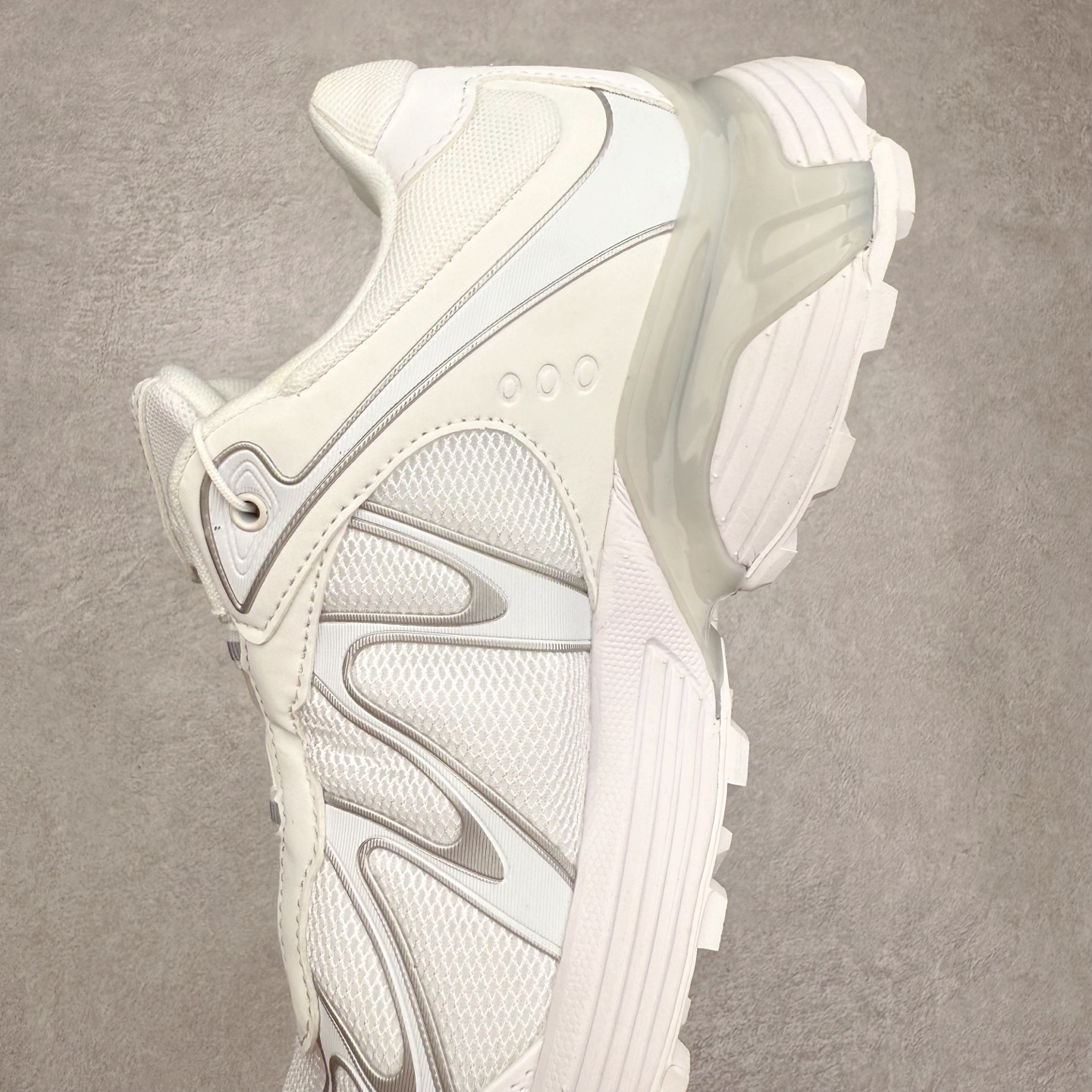 图片[7]-＃福利特价 SALOMON XT-WHISPER 萨洛蒙圆头防滑耐磨低帮休闲越野训练城市通勤跑步鞋 鞋面以“锯齿”状的包裹系统呈现 在基色底之下加入了各种色点缀 将公司的最新技术和时尚前卫的造型融入耐用的长跑款式中 鞋面由 TPU 薄膜制成 并焊接在高耐磨网眼上 使其既时尚又坚固 由 ACS底盘支撑 可增强稳定性和支撑力 以及由橡胶凸耳 Contragrip外底覆盖的 EVA 缓冲中底 旨在应对崎岖的地形 鞋舌上的彩色Salomon 标签、Quicklace 系统以及鞋头、鞋舌和鞋跟上的附加品牌使细节更加完美 让穿着者可以轻松驾驭户外与通勤下的任何运动生活场景 无缝鞋身户外随意纵横 颜值与脚感兼备 出街通勤 绝对非常吸睛 你值得拥有 尺码：36 36.5 37.5 38 38.5 39 40 40.5 41 42 42.5 43 44 44.5 45-选品中心