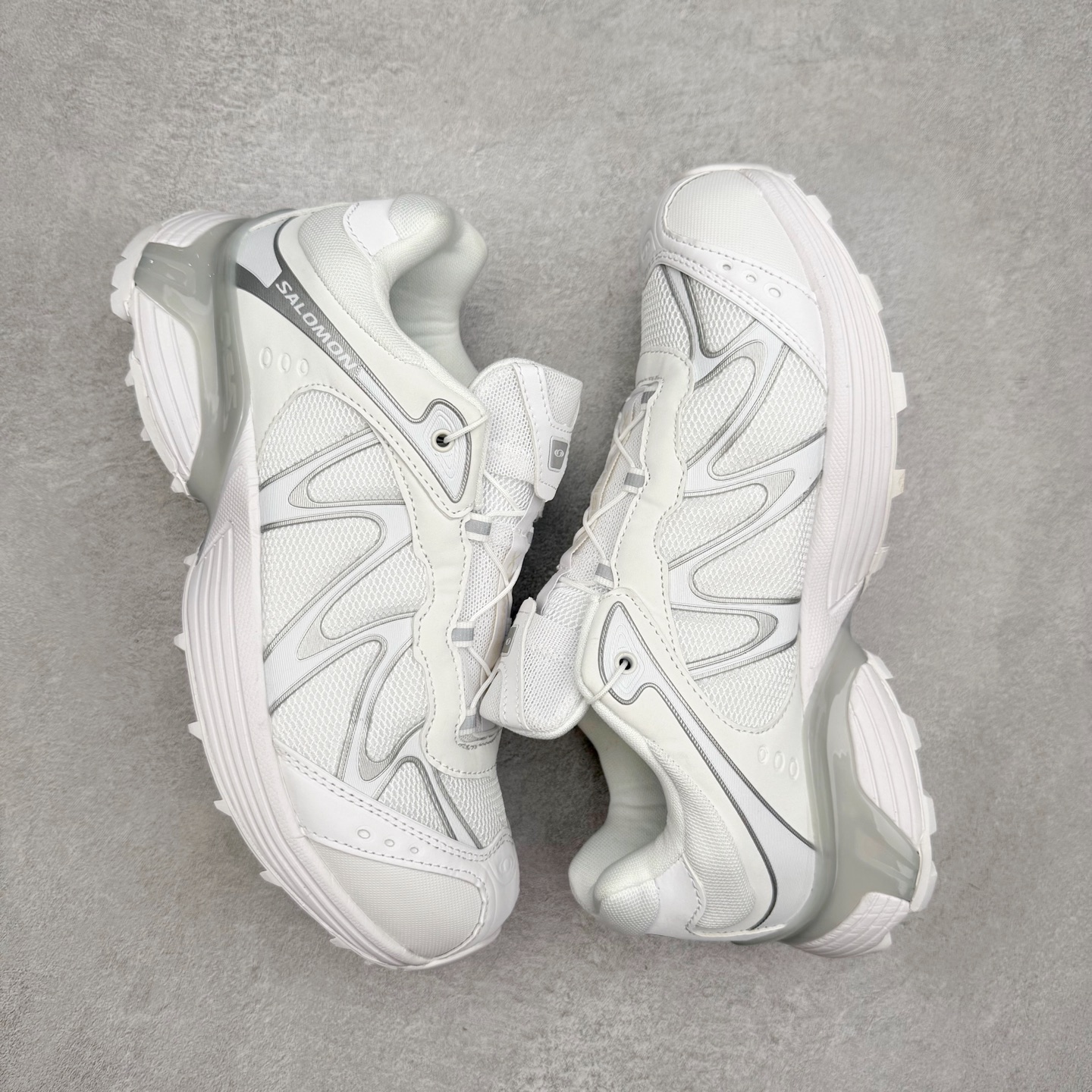 图片[3]-＃福利特价 SALOMON XT-WHISPER 萨洛蒙圆头防滑耐磨低帮休闲越野训练城市通勤跑步鞋 鞋面以“锯齿”状的包裹系统呈现 在基色底之下加入了各种色点缀 将公司的最新技术和时尚前卫的造型融入耐用的长跑款式中 鞋面由 TPU 薄膜制成 并焊接在高耐磨网眼上 使其既时尚又坚固 由 ACS底盘支撑 可增强稳定性和支撑力 以及由橡胶凸耳 Contragrip外底覆盖的 EVA 缓冲中底 旨在应对崎岖的地形 鞋舌上的彩色Salomon 标签、Quicklace 系统以及鞋头、鞋舌和鞋跟上的附加品牌使细节更加完美 让穿着者可以轻松驾驭户外与通勤下的任何运动生活场景 无缝鞋身户外随意纵横 颜值与脚感兼备 出街通勤 绝对非常吸睛 你值得拥有 尺码：36 36.5 37.5 38 38.5 39 40 40.5 41 42 42.5 43 44 44.5 45-选品中心