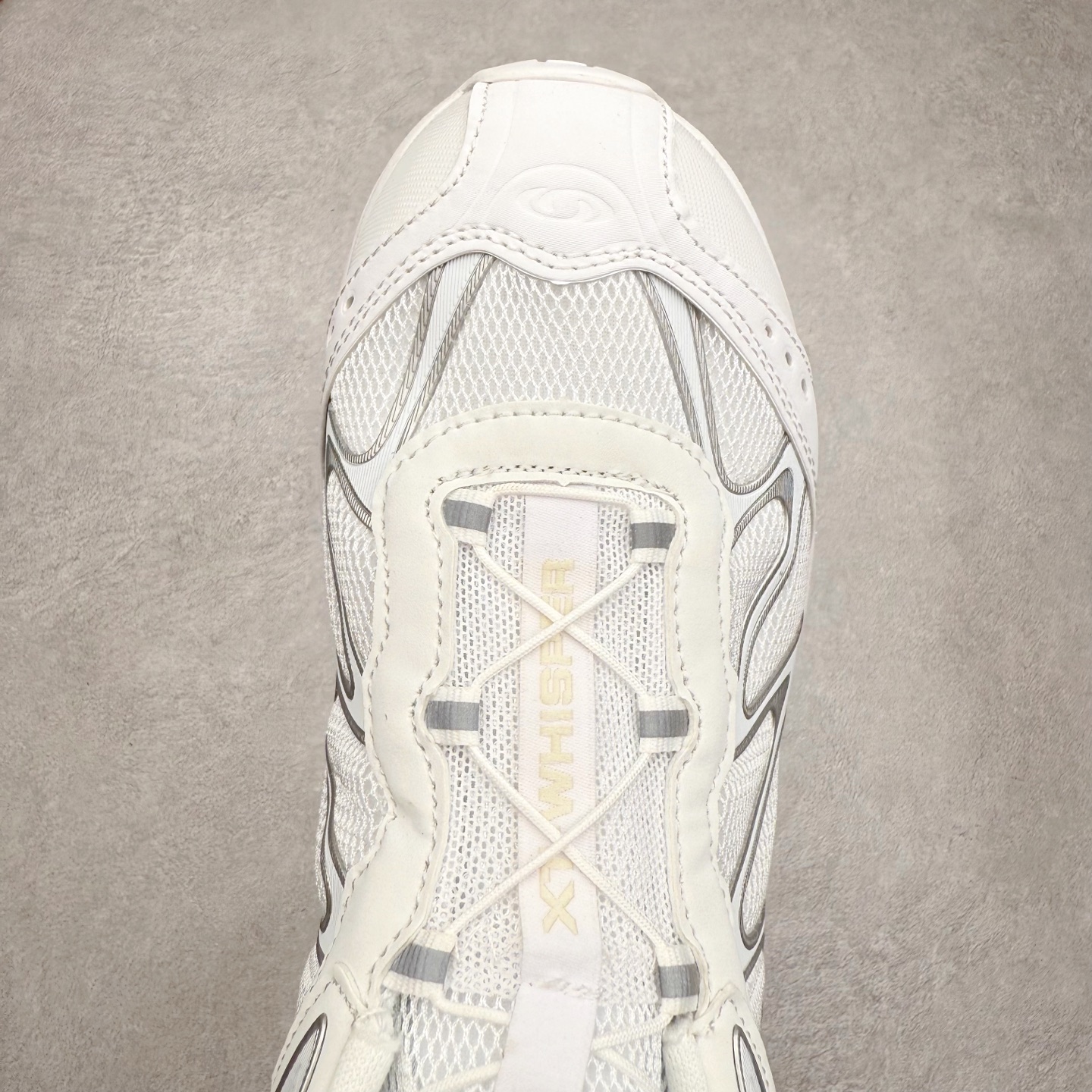 图片[4]-＃福利特价 SALOMON XT-WHISPER 萨洛蒙圆头防滑耐磨低帮休闲越野训练城市通勤跑步鞋 鞋面以“锯齿”状的包裹系统呈现 在基色底之下加入了各种色点缀 将公司的最新技术和时尚前卫的造型融入耐用的长跑款式中 鞋面由 TPU 薄膜制成 并焊接在高耐磨网眼上 使其既时尚又坚固 由 ACS底盘支撑 可增强稳定性和支撑力 以及由橡胶凸耳 Contragrip外底覆盖的 EVA 缓冲中底 旨在应对崎岖的地形 鞋舌上的彩色Salomon 标签、Quicklace 系统以及鞋头、鞋舌和鞋跟上的附加品牌使细节更加完美 让穿着者可以轻松驾驭户外与通勤下的任何运动生活场景 无缝鞋身户外随意纵横 颜值与脚感兼备 出街通勤 绝对非常吸睛 你值得拥有 尺码：36 36.5 37.5 38 38.5 39 40 40.5 41 42 42.5 43 44 44.5 45-选品中心