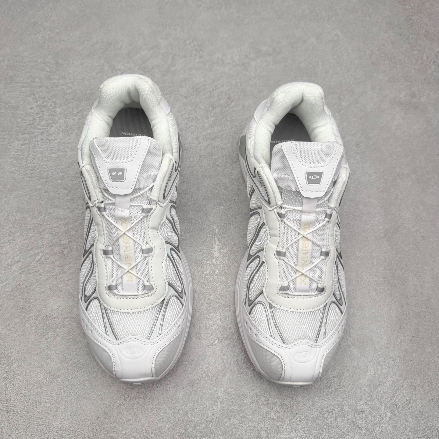 图片[2]-＃福利特价 SALOMON XT-WHISPER 萨洛蒙圆头防滑耐磨低帮休闲越野训练城市通勤跑步鞋 鞋面以“锯齿”状的包裹系统呈现 在基色底之下加入了各种色点缀 将公司的最新技术和时尚前卫的造型融入耐用的长跑款式中 鞋面由 TPU 薄膜制成 并焊接在高耐磨网眼上 使其既时尚又坚固 由 ACS底盘支撑 可增强稳定性和支撑力 以及由橡胶凸耳 Contragrip外底覆盖的 EVA 缓冲中底 旨在应对崎岖的地形 鞋舌上的彩色Salomon 标签、Quicklace 系统以及鞋头、鞋舌和鞋跟上的附加品牌使细节更加完美 让穿着者可以轻松驾驭户外与通勤下的任何运动生活场景 无缝鞋身户外随意纵横 颜值与脚感兼备 出街通勤 绝对非常吸睛 你值得拥有 尺码：36 36.5 37.5 38 38.5 39 40 40.5 41 42 42.5 43 44 44.5 45-选品中心