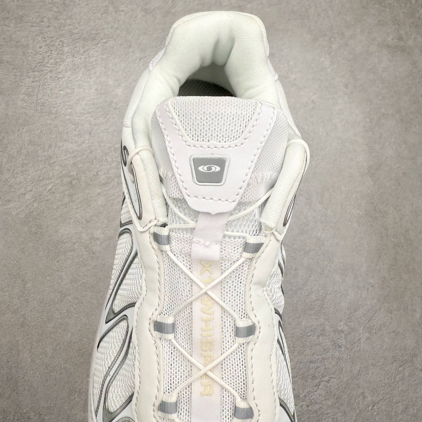 图片[5]-＃福利特价 SALOMON XT-WHISPER 萨洛蒙圆头防滑耐磨低帮休闲越野训练城市通勤跑步鞋 鞋面以“锯齿”状的包裹系统呈现 在基色底之下加入了各种色点缀 将公司的最新技术和时尚前卫的造型融入耐用的长跑款式中 鞋面由 TPU 薄膜制成 并焊接在高耐磨网眼上 使其既时尚又坚固 由 ACS底盘支撑 可增强稳定性和支撑力 以及由橡胶凸耳 Contragrip外底覆盖的 EVA 缓冲中底 旨在应对崎岖的地形 鞋舌上的彩色Salomon 标签、Quicklace 系统以及鞋头、鞋舌和鞋跟上的附加品牌使细节更加完美 让穿着者可以轻松驾驭户外与通勤下的任何运动生活场景 无缝鞋身户外随意纵横 颜值与脚感兼备 出街通勤 绝对非常吸睛 你值得拥有 尺码：36 36.5 37.5 38 38.5 39 40 40.5 41 42 42.5 43 44 44.5 45-选品中心