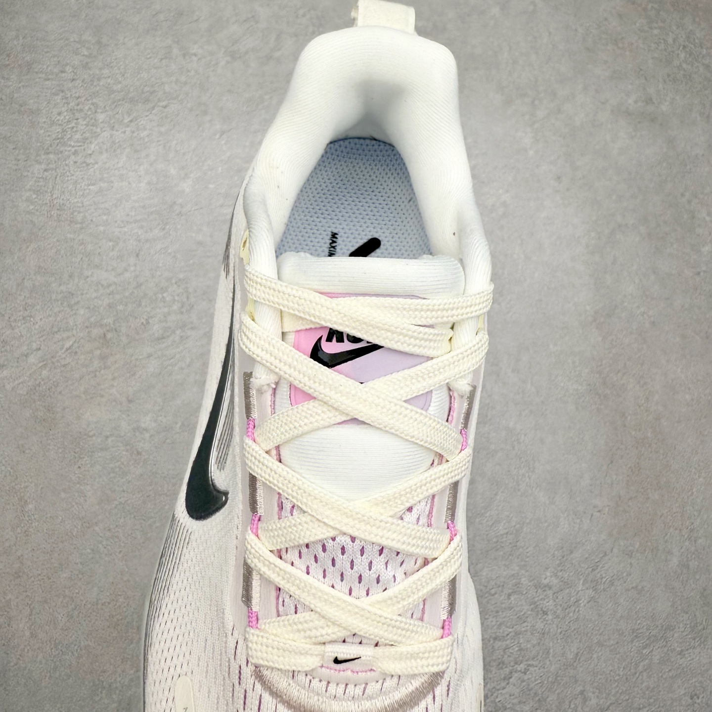 图片[5]-＃纯原福利 NK Air Zoom Vomero 18 轻便舒适公路跑步鞋 质感柔软 弹力充沛 助力一路畅跑 乐享不停 厚实泡绵缔造舒适的回弹效果 铸就出色跑步表现 该鞋款轻盈透气 带你步入舒适新境界 疾速刺激感和非凡舒适脚感交织 定能让跑者在迈步间找到渴望已久的跑步乐趣 自如掌控跑步节奏、配速和里程 足底缓震配置赋予双足柔软舒适感受 助你一路畅跑 缓震设计 在双足触地时有助提供舒适脚感 搭载性能出众的 ZoomX 和 Cushlon 泡绵 营造柔软舒适脚感 助你稳稳迈步 基于跑者反馈 简化中底设计 带来出色舒适感 尺码：36 36.5 37.5 38 38.5 39 40 40.5 41 42 42.5 43 44 44.5 45-选品中心