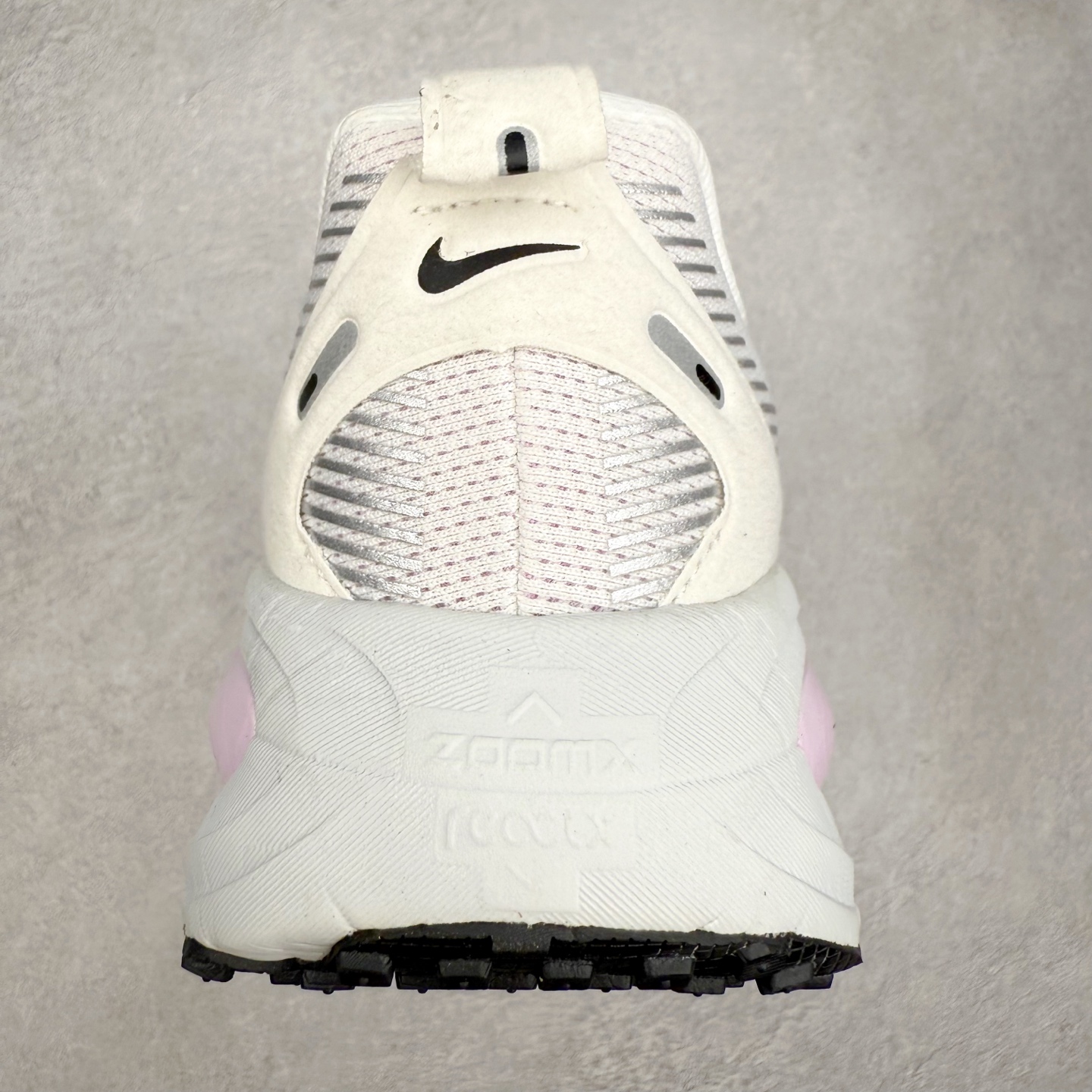 图片[8]-＃纯原福利 NK Air Zoom Vomero 18 轻便舒适公路跑步鞋 质感柔软 弹力充沛 助力一路畅跑 乐享不停 厚实泡绵缔造舒适的回弹效果 铸就出色跑步表现 该鞋款轻盈透气 带你步入舒适新境界 疾速刺激感和非凡舒适脚感交织 定能让跑者在迈步间找到渴望已久的跑步乐趣 自如掌控跑步节奏、配速和里程 足底缓震配置赋予双足柔软舒适感受 助你一路畅跑 缓震设计 在双足触地时有助提供舒适脚感 搭载性能出众的 ZoomX 和 Cushlon 泡绵 营造柔软舒适脚感 助你稳稳迈步 基于跑者反馈 简化中底设计 带来出色舒适感 尺码：36 36.5 37.5 38 38.5 39 40 40.5 41 42 42.5 43 44 44.5 45-选品中心