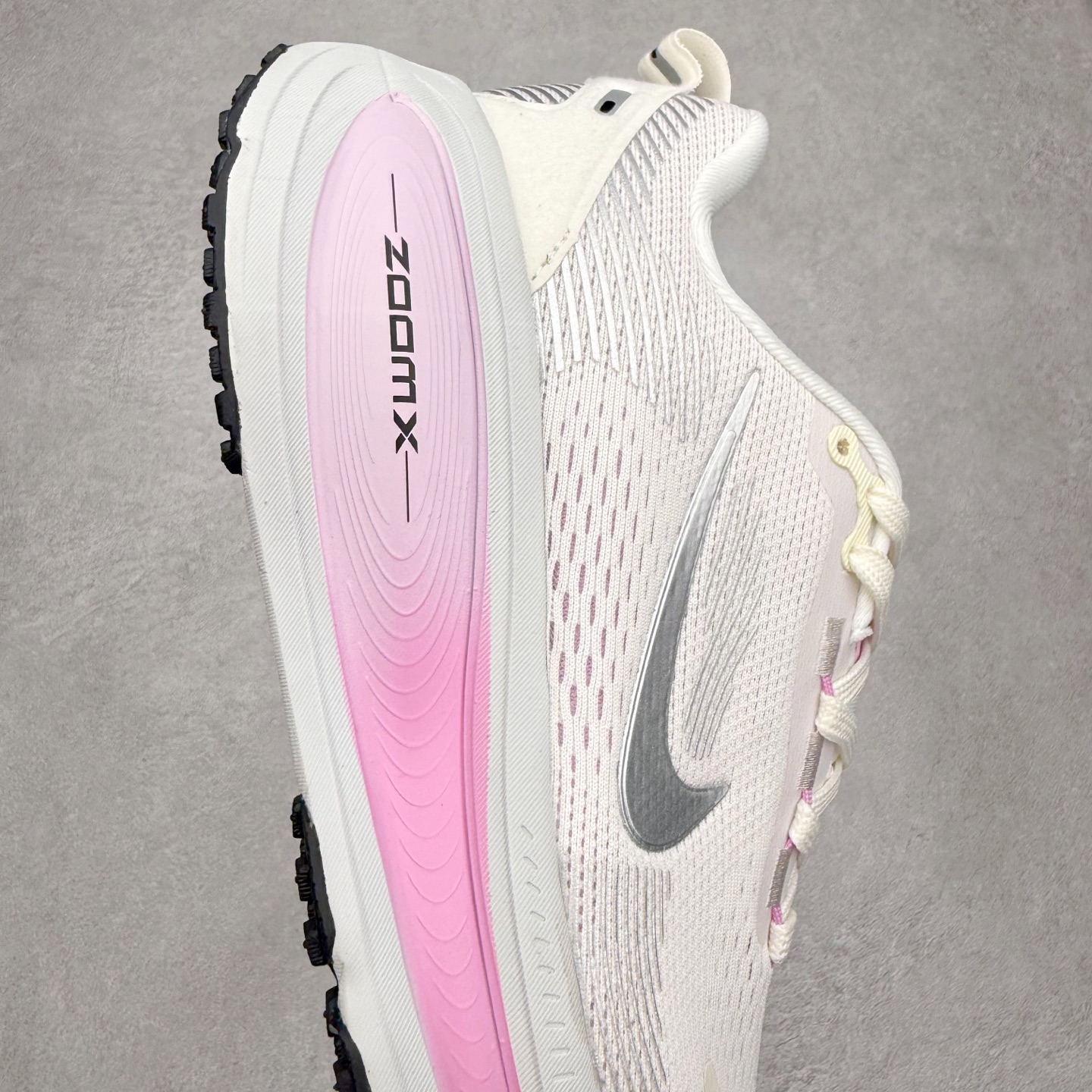 图片[6]-＃纯原福利 NK Air Zoom Vomero 18 轻便舒适公路跑步鞋 质感柔软 弹力充沛 助力一路畅跑 乐享不停 厚实泡绵缔造舒适的回弹效果 铸就出色跑步表现 该鞋款轻盈透气 带你步入舒适新境界 疾速刺激感和非凡舒适脚感交织 定能让跑者在迈步间找到渴望已久的跑步乐趣 自如掌控跑步节奏、配速和里程 足底缓震配置赋予双足柔软舒适感受 助你一路畅跑 缓震设计 在双足触地时有助提供舒适脚感 搭载性能出众的 ZoomX 和 Cushlon 泡绵 营造柔软舒适脚感 助你稳稳迈步 基于跑者反馈 简化中底设计 带来出色舒适感 尺码：36 36.5 37.5 38 38.5 39 40 40.5 41 42 42.5 43 44 44.5 45-选品中心