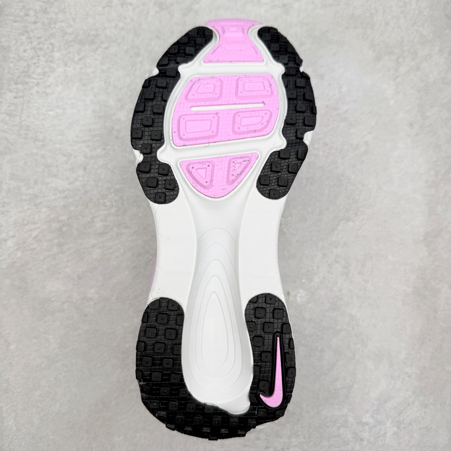 图片[9]-＃纯原福利 NK Air Zoom Vomero 18 轻便舒适公路跑步鞋 质感柔软 弹力充沛 助力一路畅跑 乐享不停 厚实泡绵缔造舒适的回弹效果 铸就出色跑步表现 该鞋款轻盈透气 带你步入舒适新境界 疾速刺激感和非凡舒适脚感交织 定能让跑者在迈步间找到渴望已久的跑步乐趣 自如掌控跑步节奏、配速和里程 足底缓震配置赋予双足柔软舒适感受 助你一路畅跑 缓震设计 在双足触地时有助提供舒适脚感 搭载性能出众的 ZoomX 和 Cushlon 泡绵 营造柔软舒适脚感 助你稳稳迈步 基于跑者反馈 简化中底设计 带来出色舒适感 尺码：36 36.5 37.5 38 38.5 39 40 40.5 41 42 42.5 43 44 44.5 45-选品中心