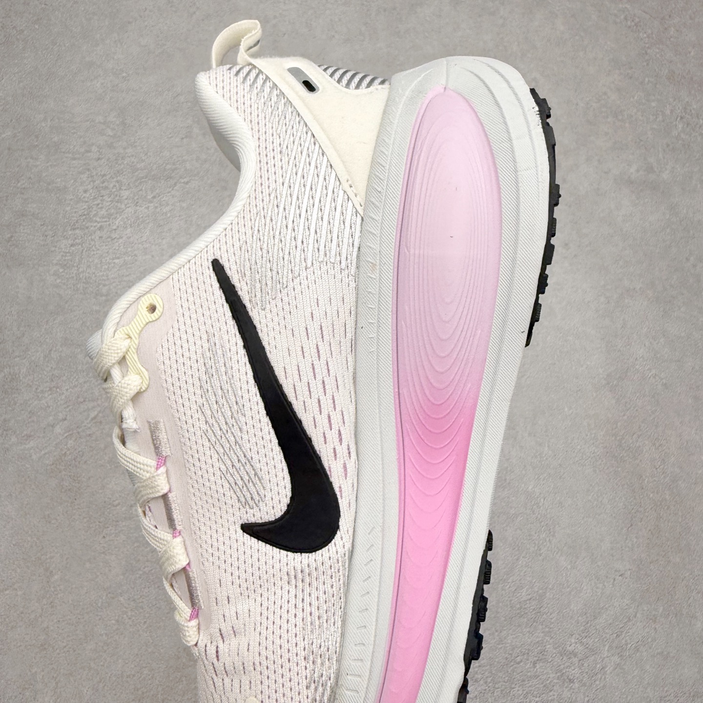 图片[7]-＃纯原福利 NK Air Zoom Vomero 18 轻便舒适公路跑步鞋 质感柔软 弹力充沛 助力一路畅跑 乐享不停 厚实泡绵缔造舒适的回弹效果 铸就出色跑步表现 该鞋款轻盈透气 带你步入舒适新境界 疾速刺激感和非凡舒适脚感交织 定能让跑者在迈步间找到渴望已久的跑步乐趣 自如掌控跑步节奏、配速和里程 足底缓震配置赋予双足柔软舒适感受 助你一路畅跑 缓震设计 在双足触地时有助提供舒适脚感 搭载性能出众的 ZoomX 和 Cushlon 泡绵 营造柔软舒适脚感 助你稳稳迈步 基于跑者反馈 简化中底设计 带来出色舒适感 尺码：36 36.5 37.5 38 38.5 39 40 40.5 41 42 42.5 43 44 44.5 45-选品中心