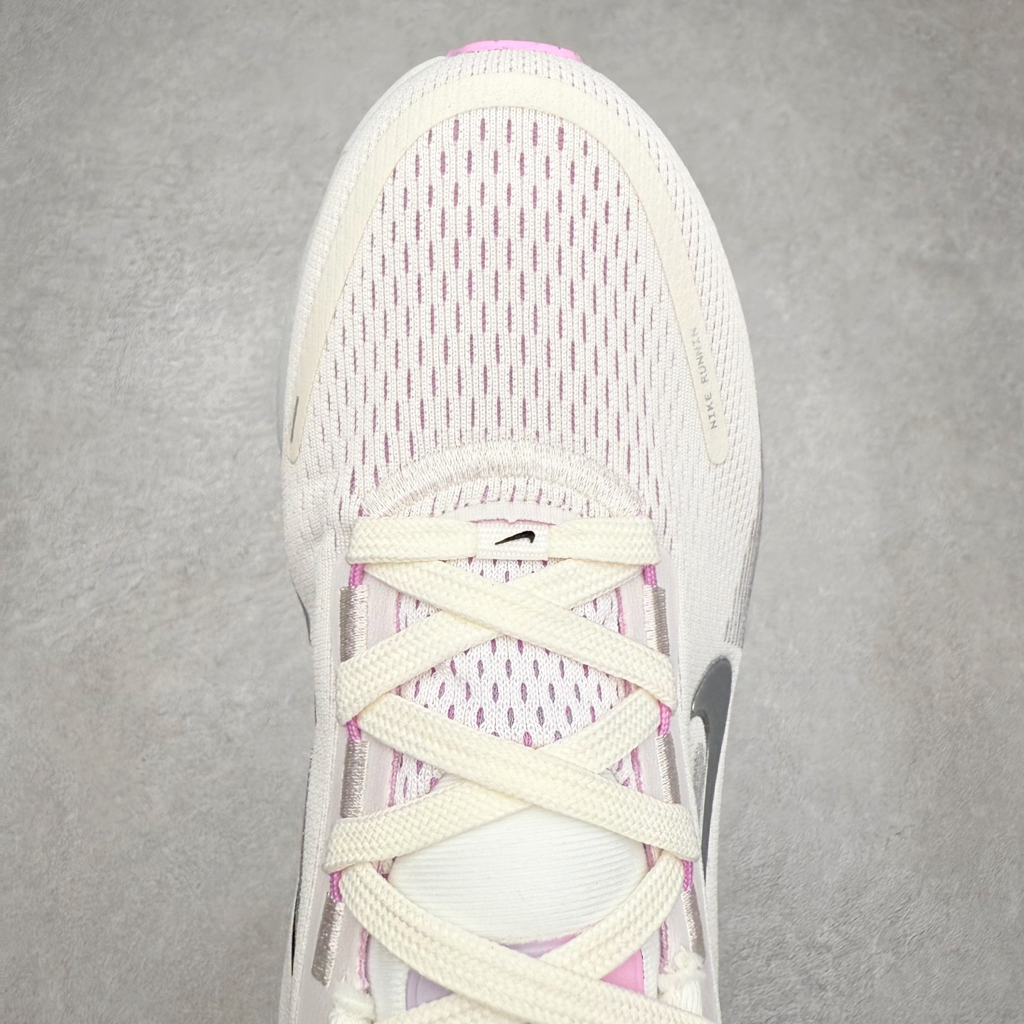 图片[4]-＃纯原福利 NK Air Zoom Vomero 18 轻便舒适公路跑步鞋 质感柔软 弹力充沛 助力一路畅跑 乐享不停 厚实泡绵缔造舒适的回弹效果 铸就出色跑步表现 该鞋款轻盈透气 带你步入舒适新境界 疾速刺激感和非凡舒适脚感交织 定能让跑者在迈步间找到渴望已久的跑步乐趣 自如掌控跑步节奏、配速和里程 足底缓震配置赋予双足柔软舒适感受 助你一路畅跑 缓震设计 在双足触地时有助提供舒适脚感 搭载性能出众的 ZoomX 和 Cushlon 泡绵 营造柔软舒适脚感 助你稳稳迈步 基于跑者反馈 简化中底设计 带来出色舒适感 尺码：36 36.5 37.5 38 38.5 39 40 40.5 41 42 42.5 43 44 44.5 45-选品中心